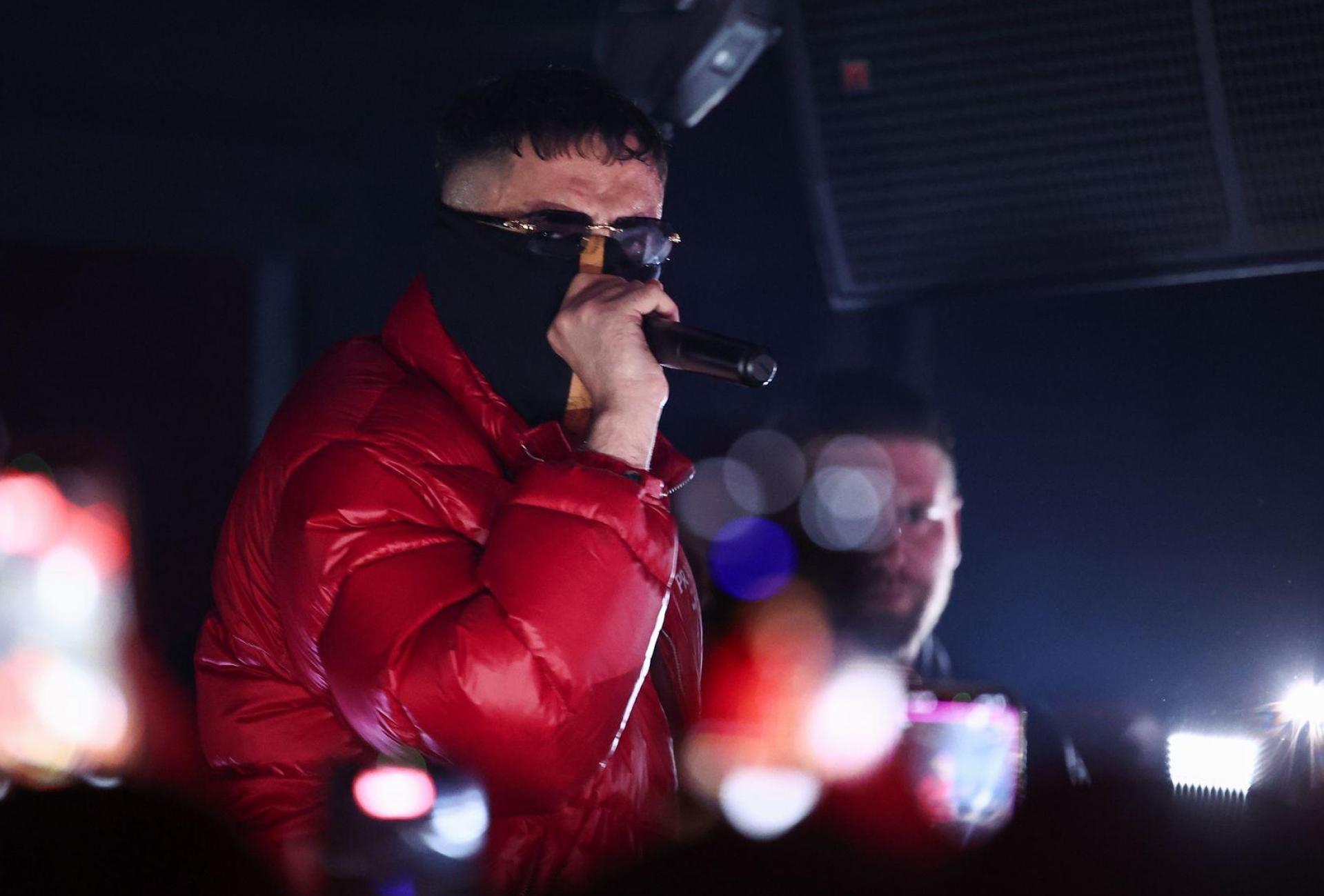 Der Rapper Haftbefehl bei einem Auftritt in Gießen vergangenes Jahr. (Archivbild: Hannes P. Albert/dpa)