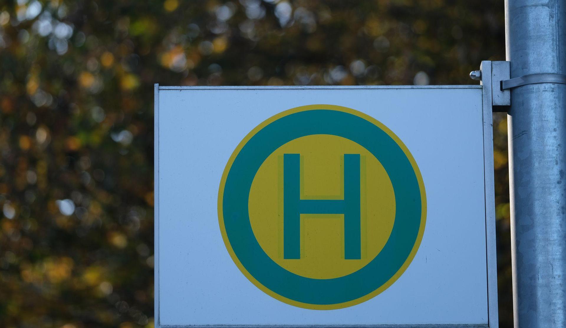Zwei Haltestellen in Ammerthal können am Freitag, 2. Oktober, von der Buslinie 411 wegen einer Straßensperrung nicht bedient werden.  (Symbolbild: Bernd Weißbrod/dpa)