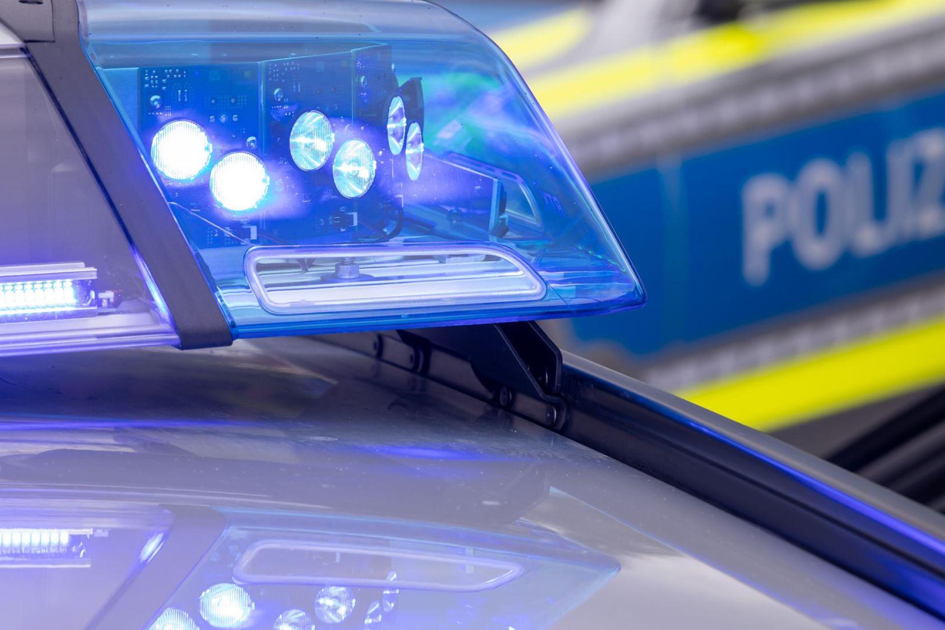 Ein alkoholisierter Autofahrer kollidiert in Neustadt/WN mit einem Radfahrer.  (Symbolbild: Daniel Karmann/dpa)