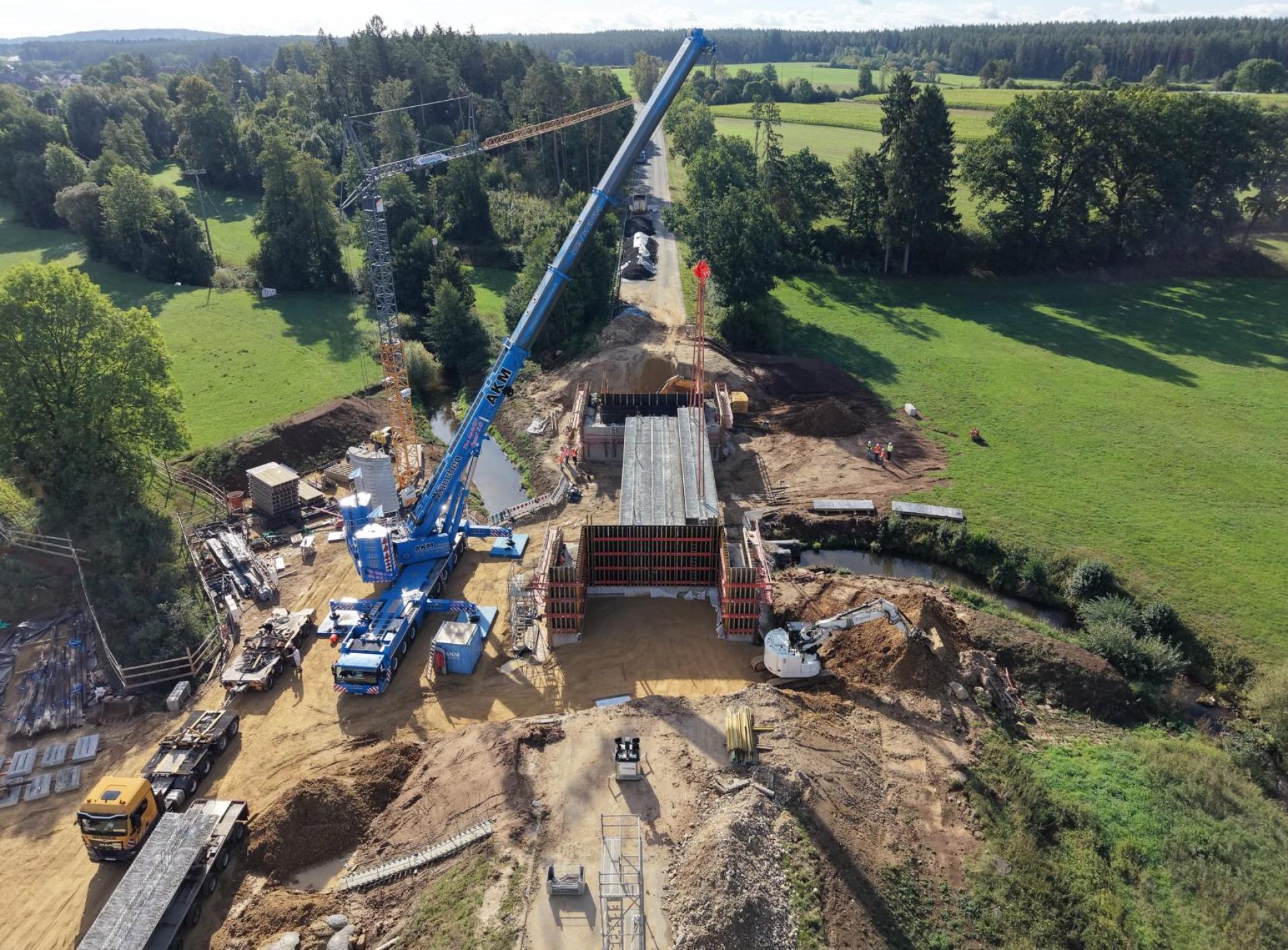 Da war Halbzeit auf der Baustelle: Anfang September wurden die Fertigbetonteile der Brücke eingehoben. Ende September ist die Bundesstraße 85 wieder frei befahrbar. (Bild: Christoph Weh/Staatliches Bauamt Amberg-Sulzbach)