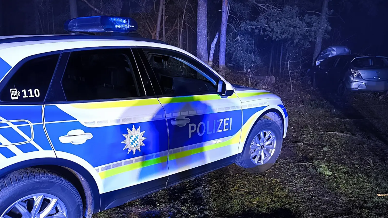 Freitagnacht mussten die Einsatzkräfte zu einem Verkehrsunfall in Josephstal ausrücken. Dort war ein Pkw von der Straße abgekommen und gegen einen Baum geprallt. (Bild: jma)