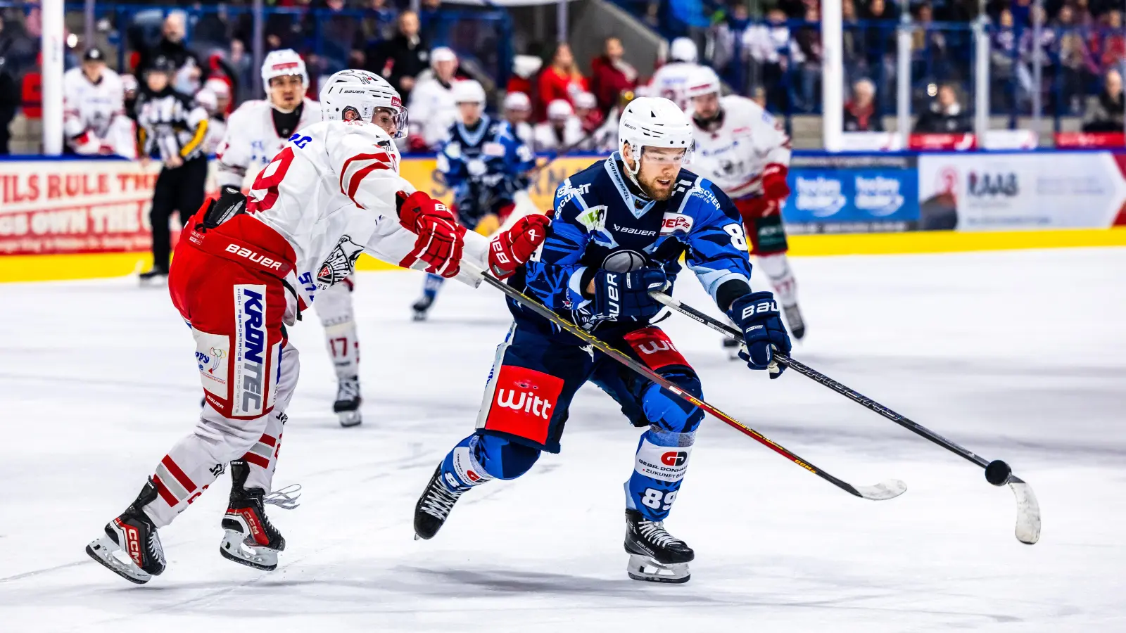 Tyler Ward (rechts) von den Blue Devils Weiden im Duell mit dem Regensburger Nick Mähler. (Bild: Tobias Neubert)