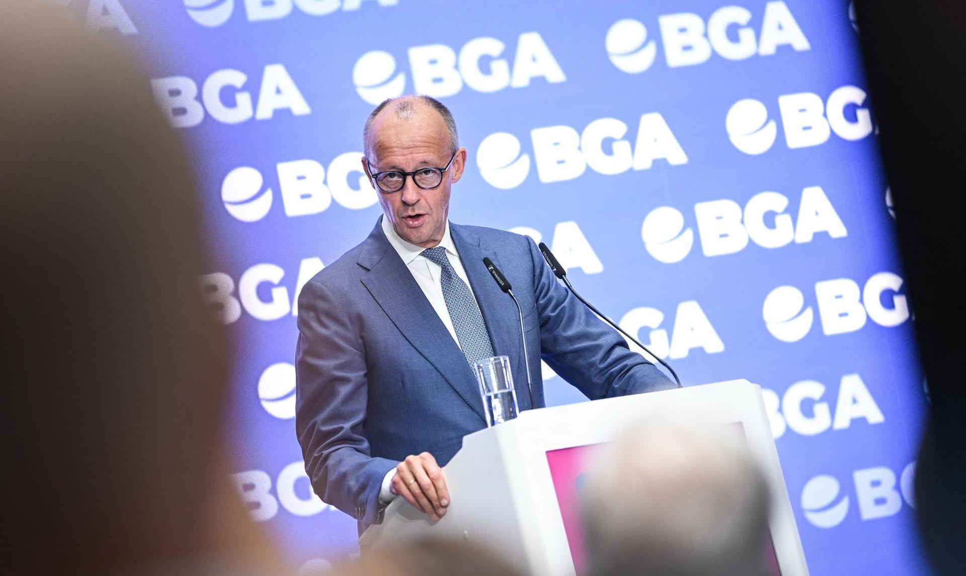 Bundeskanzler Friedrich Merz kündigt Entlastungen für Autofahrer an. (Bild: Britta Pedersen/dpa)