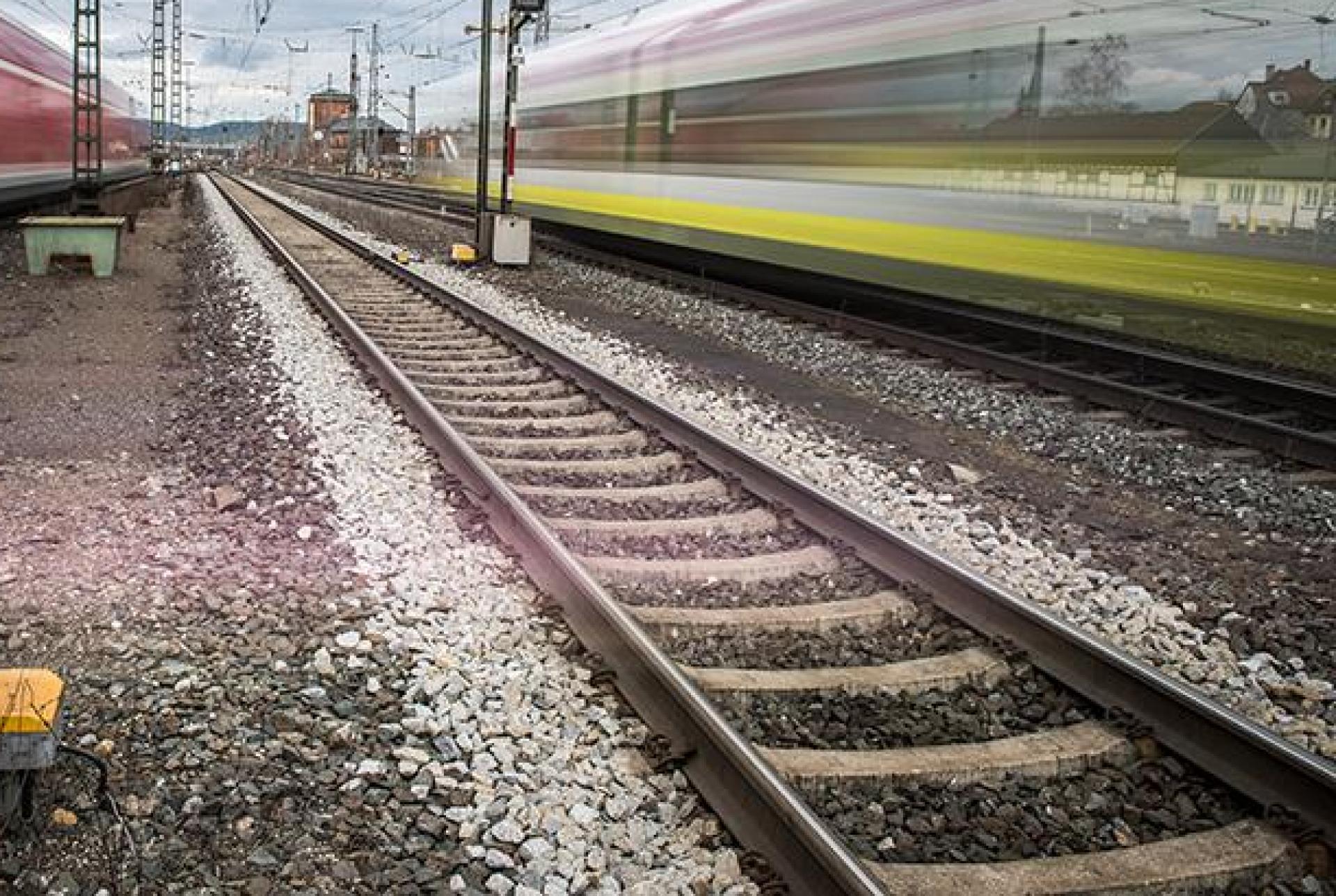 Ein Mann betätigt im Zug die Notverriegelung und bringt den Bahnverkehr bei Sulzbach-Rosenberg zum Stillstand.  (Symbolbild: Bundespolizei)