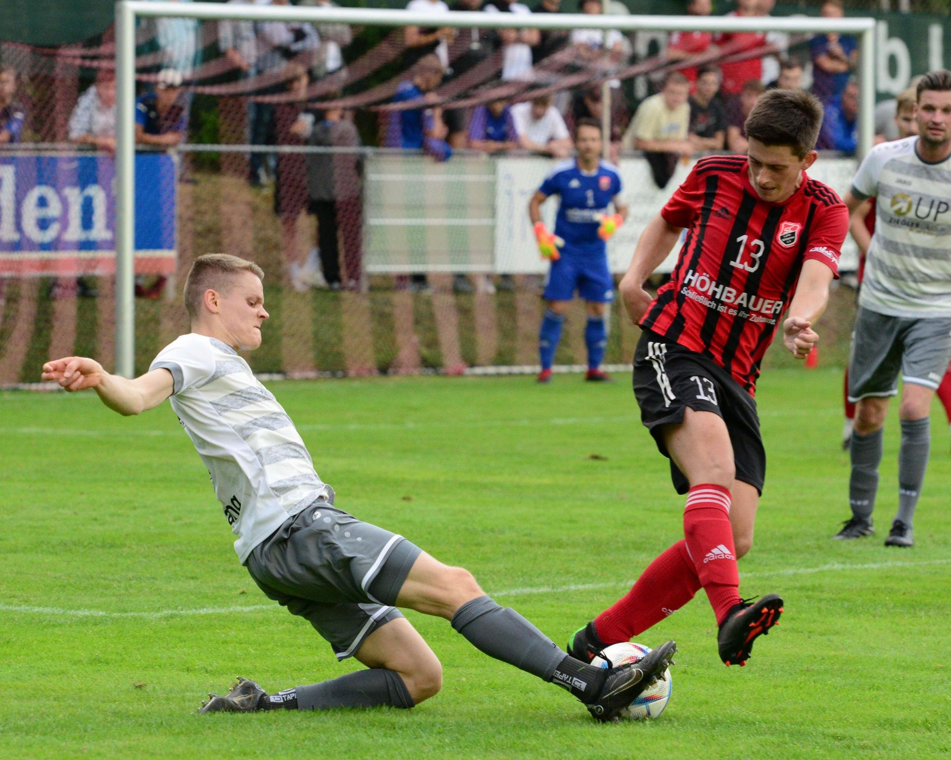 Pflichtspiele zwischen dem SC Luhe-Wildenau und der SpVgg SV Weiden gab es zuletzt in der Saison 2024/24, als es in der Landesliga um Punkte ging. Nun messen sich beide in der 3. Qualifikationsrunde des BHV-Pokalwettbewerbs. (Archivbild: Hans Mark)