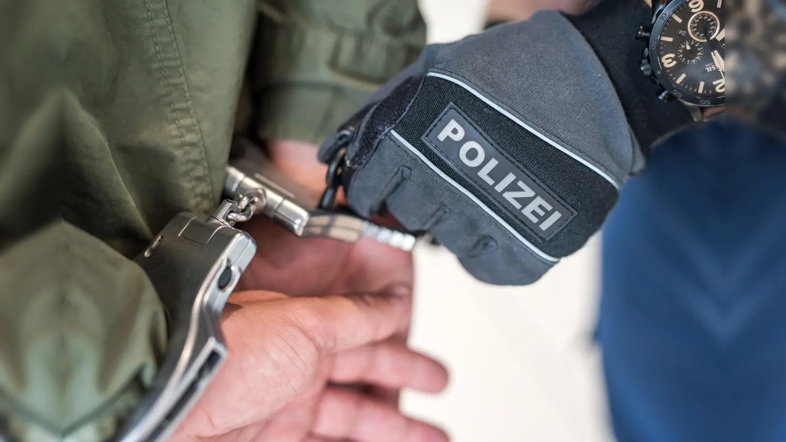 Die Polizei hat einen seit sechs Jahren gesuchter Räuber bei einer Grenzkontrolle in Waidhaus festgenommen. (Symbolbild: Alexandra Stolze)