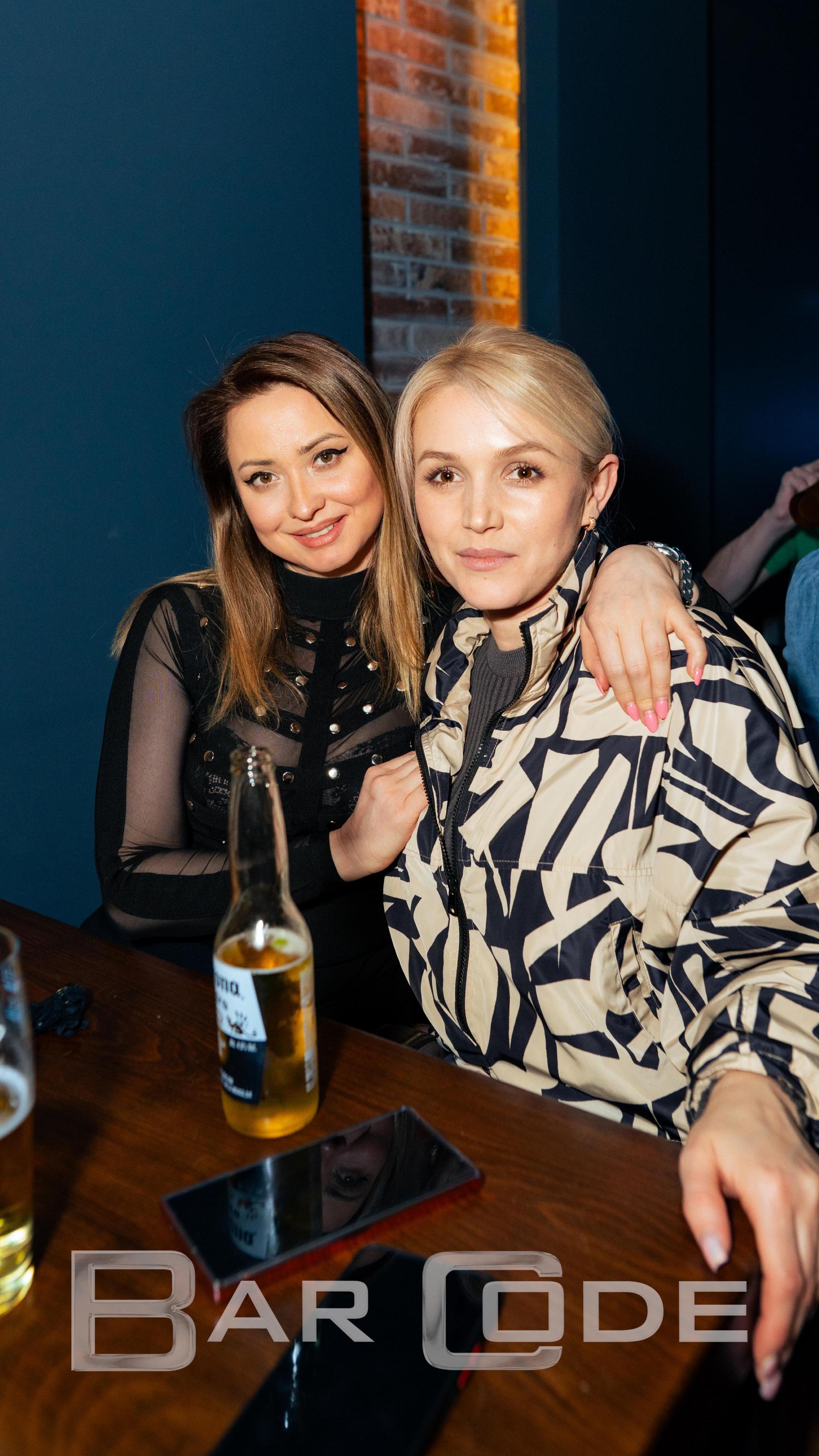 Cocktails, Bier und gute Laune gabs im Barcode am Samstagabend. (Bild: Hannes Stock)