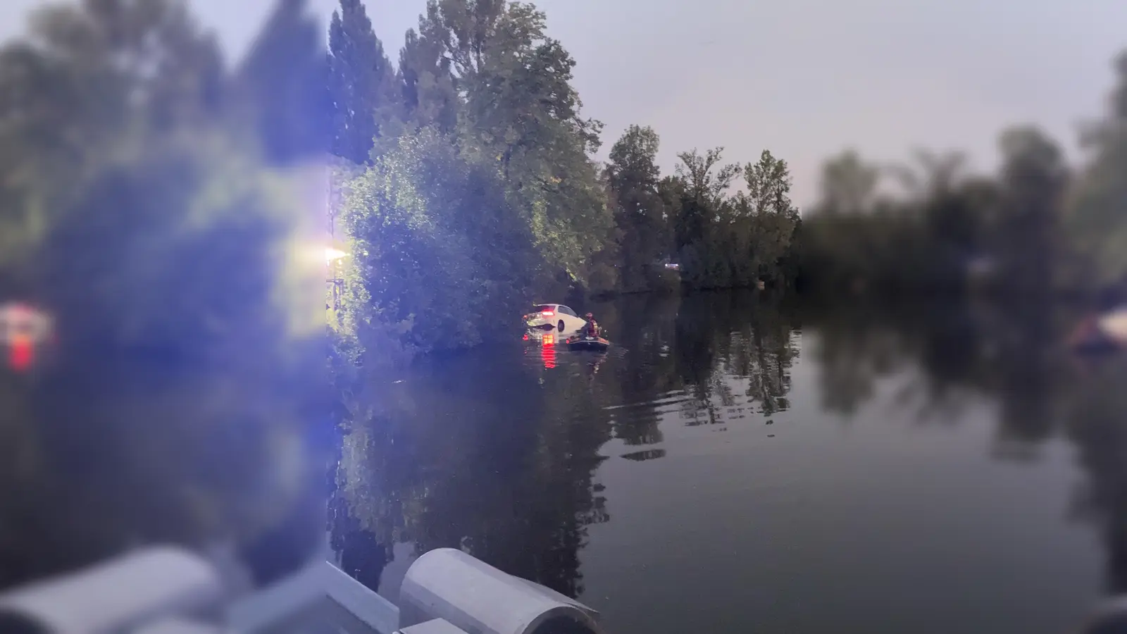 Ein Auto landete in Weiherhammer in einem Weiher. Die Feuerwehr musste das Fahrzeug bergen. (Bild: PI Neustadt a.d.Waldnaab, Wimmer, POM)