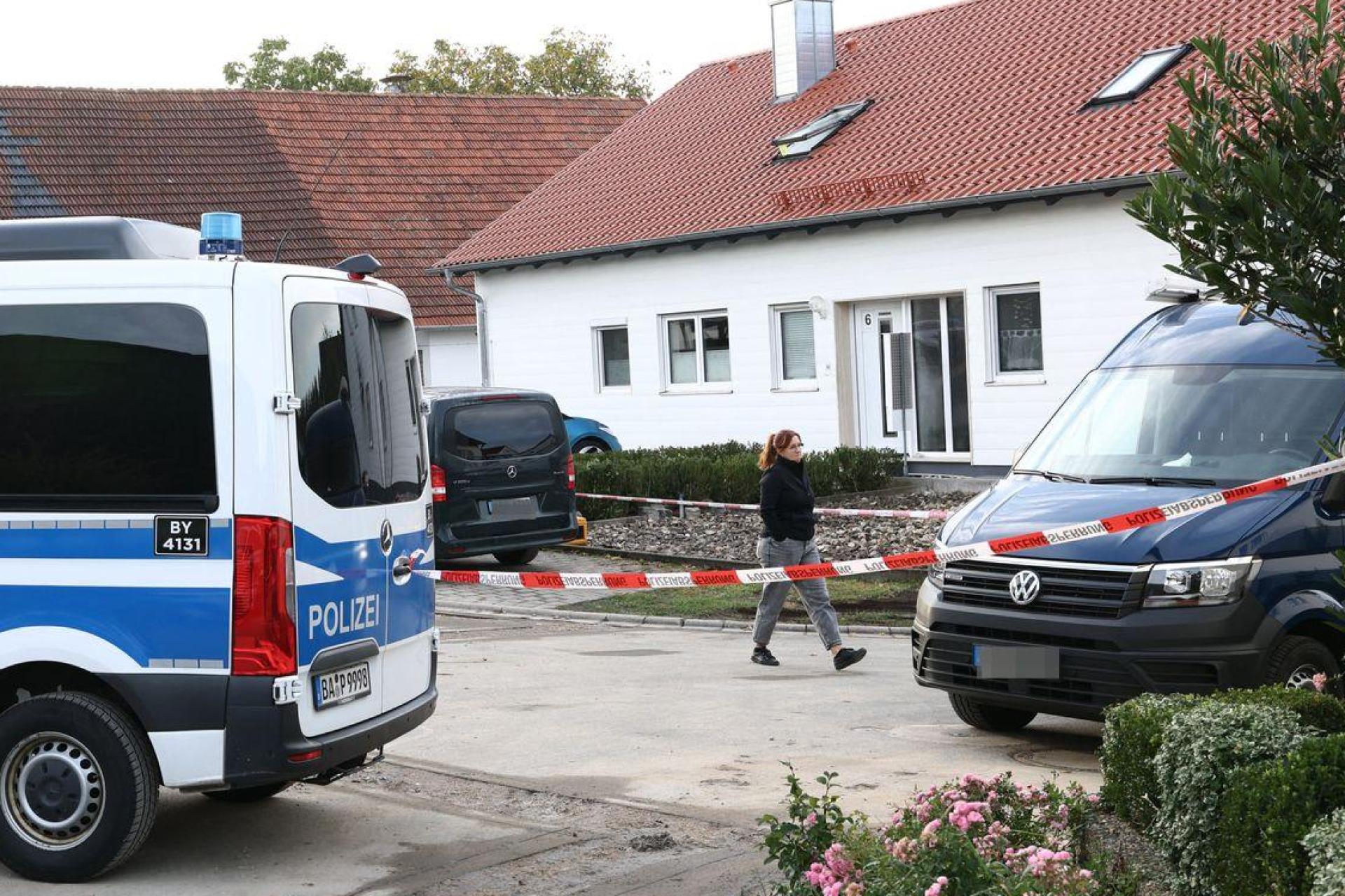 Nach der Tat sperrte die Polizei das Wohnhaus des mutmaßlichen Täters für die Ermittlungen ab. (Archivbild) (Archivbild: Daniel Löb/dpa)