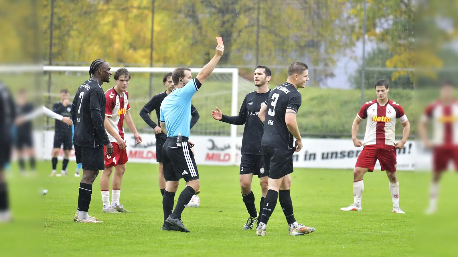 Rote Karte für Geburtstagskind Fabian Vogl (rechts) von der DJK Gebenbach nach Foulspiel. (Bild: Hubert Ziegler)