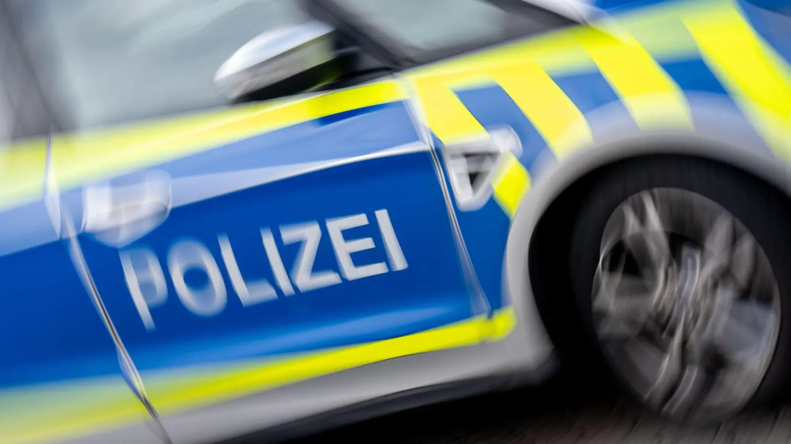 Eine Auseinandersetzung zwischen Festbesuchern und dem Sicherheitsdienst ist in Amberg eskaliert. Dabei flogen sogar Masskrüge. (Symbolbild: Hendrik Schmidt/dpa)