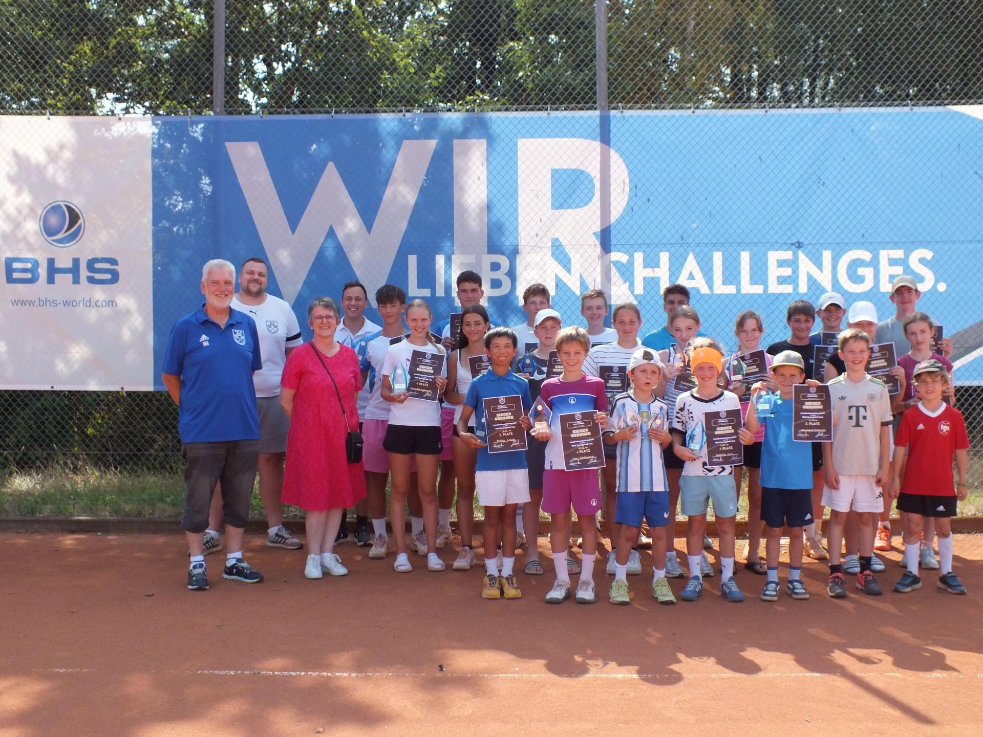 Das sind die Sieger der offenen Landkreismeisterschaft im Tennis zusammen mit dem Turnierleiter Martin Schmid (Zweiter von links), Vereinsvorsitzendem Andreas Dörner (Vierter von links) sowie den Ehrengästen auf der Anlage der TSG Mantel-Weiherhammer. (Bild: mte)