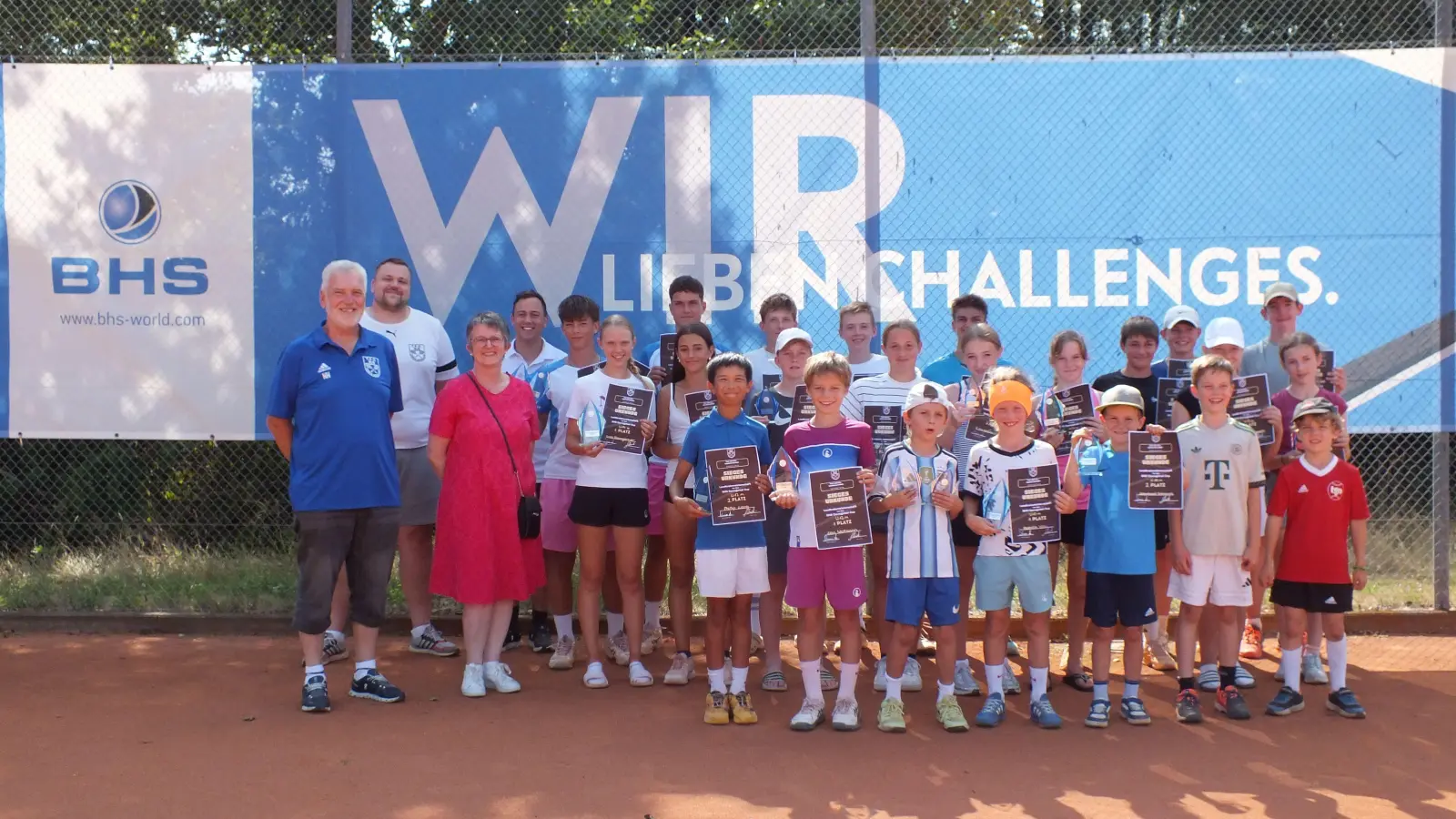 Das sind die Sieger der offenen Landkreismeisterschaft im Tennis zusammen mit dem Turnierleiter Martin Schmid (Zweiter von links), Vereinsvorsitzendem Andreas Dörner (Vierter von links) sowie den Ehrengästen auf der Anlage der TSG Mantel-Weiherhammer. (Bild: mte)