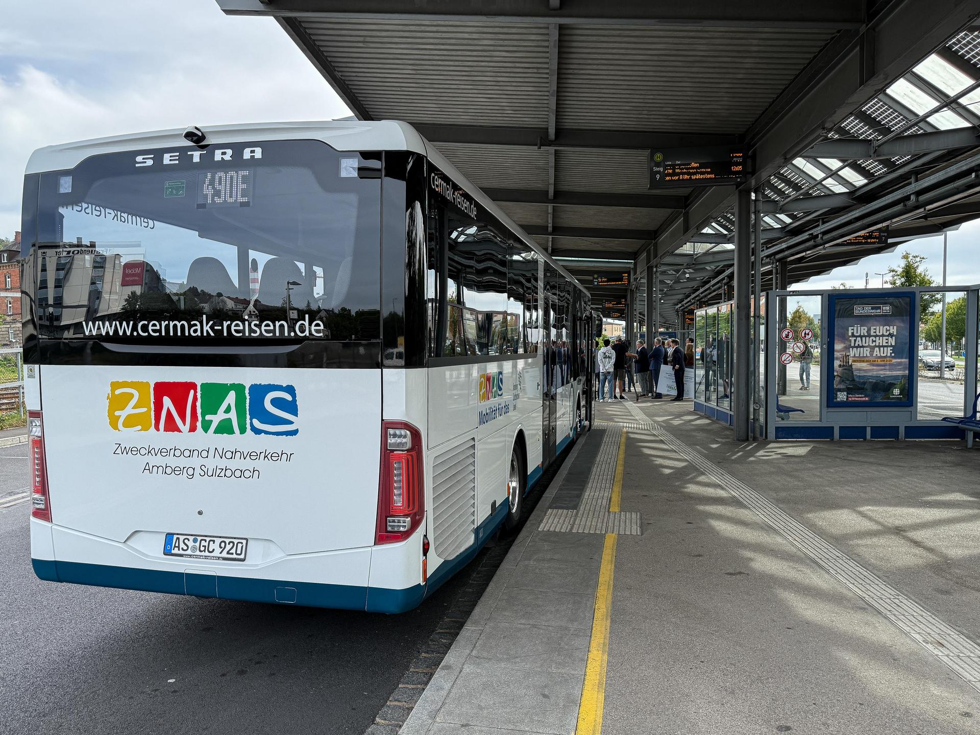 Die neue Express-Buslinie „490 E” verbindet seit September Amberg und Weiden. Und zwar so, dass damit tatsächlich eine Alternative zum Auto entstanden ist. Der Bus fährt stündlich und ist gegenüber dem Auto auch nicht wesentlich langsamer.  (Bild: Stephan Huber)