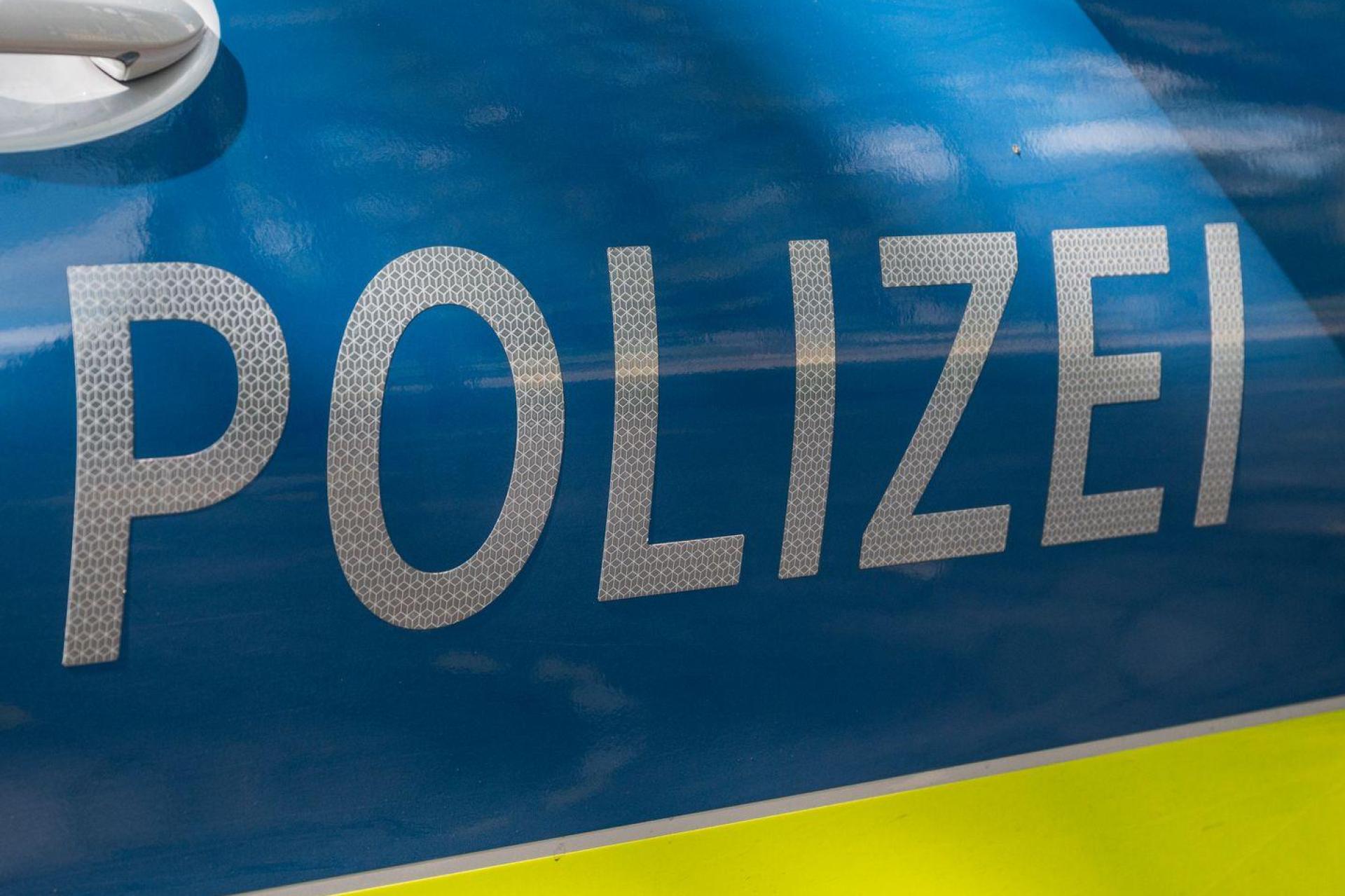 Bei dem Mann stellten die Beamten Anzeichen für Drogenkonsum fest.  (Symbolbild: Daniel Vogl/dpa)