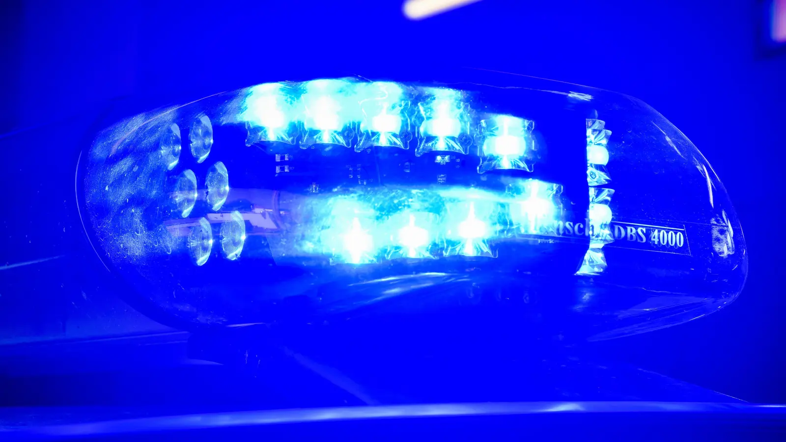 In Amberg ist die Seitenscheibe eines geparkten Autos eingeschlagen worden. (Symbolbild: Petra Hartl)
