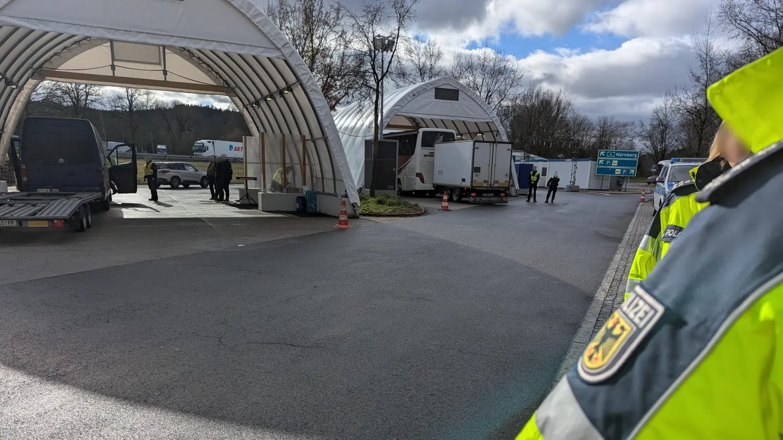 Beamte der Bundespolizeiinspektion Waidhaus haben am Dienstagnachmittag bei Grenzkontrollen auf der A6 zwei gefälschte rumänische Identitätskarten sichergestellt.  (Symbolbild: Bundespolizei)