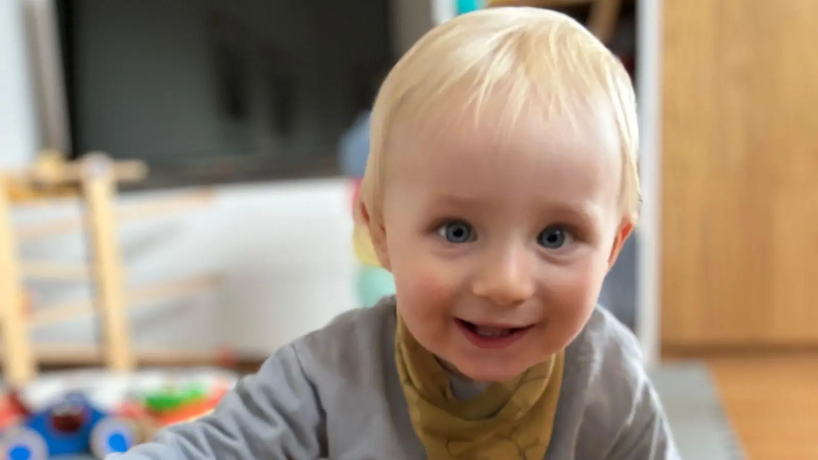 Trotz Krankheit lebensfroh. Die Familie des einjährigen Jonas hofft auf eine Stammzellenspende. (Bild: Christian Jobst )