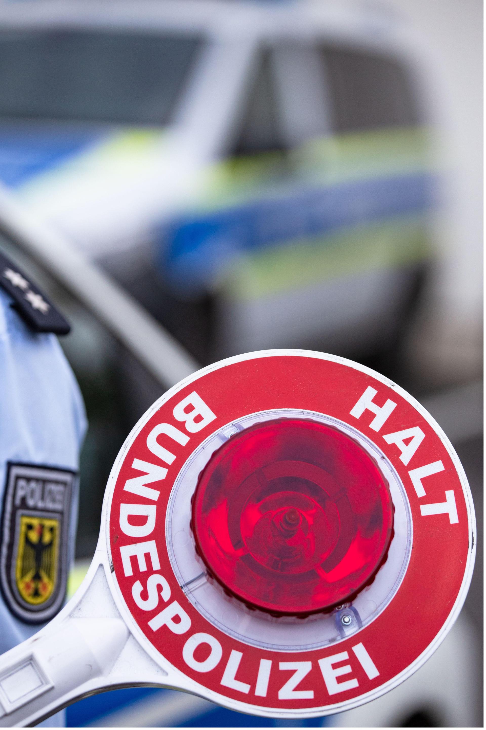 Bei Grenzkontrollen auf der A6 bei Waidhaus verweigert die Bundespolizei zwei Personen die Einreise nach Deutschland. Beide hatten keine gültigen Einreisedokumente. (Symbolbild: Michael.Fluegel)
