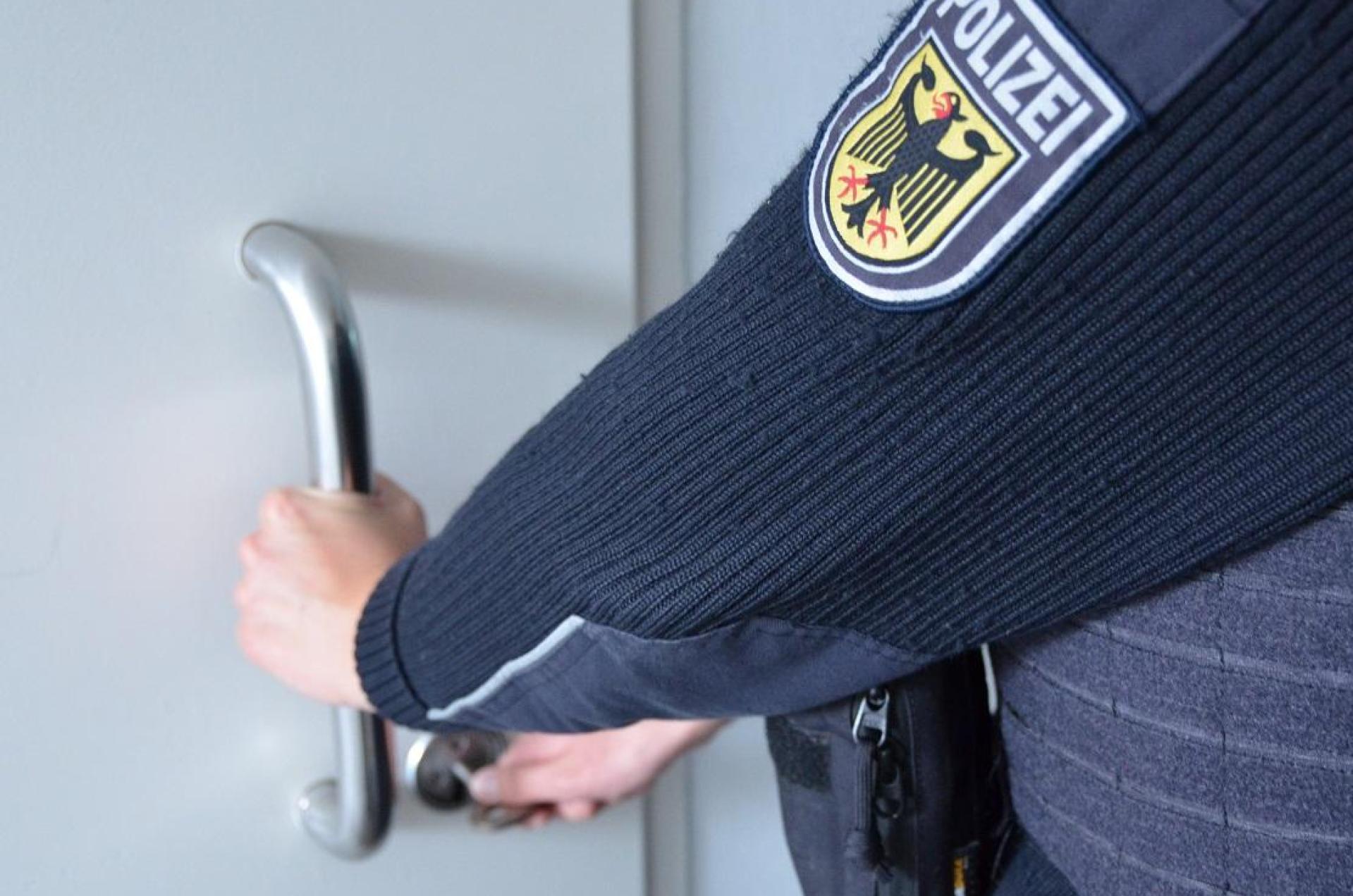 Ein Mann erkundigt sich bei der Bundespolizei nach einem Haftbefehl gegen ihn. (Symbolbild: Bundespolizei)