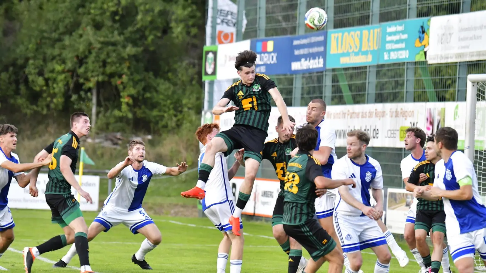 Volodymyr Kharabara von der DJK Ammerthal springt hier nach einer Ecke im Aschaffenburger Strafraum am höchsten, kann jedoch den Ball im Tor nicht unterbringen.  (Bild: Hubert Ziegler)