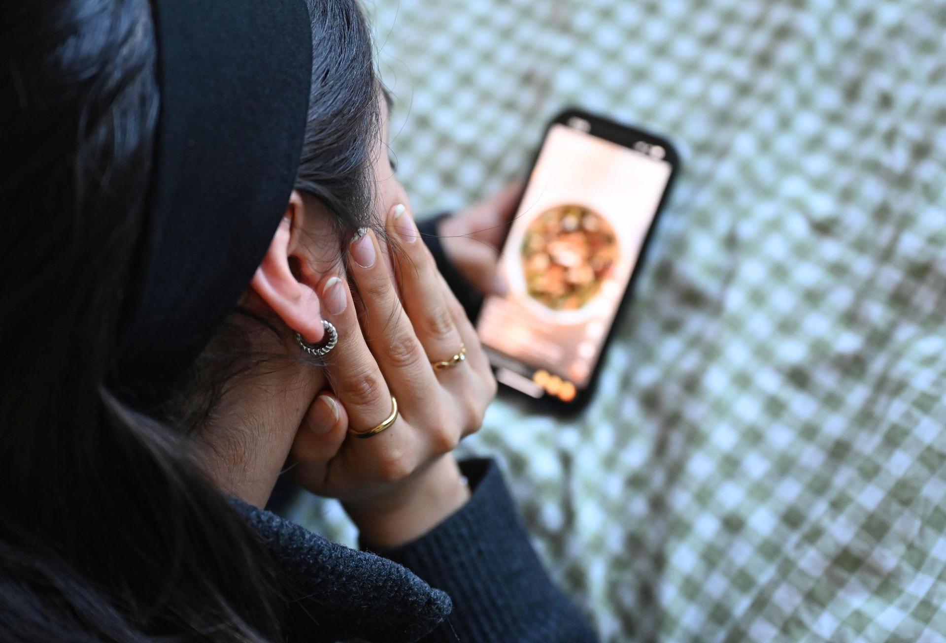 Die Social-Media-Nutzung bei vielen Jugendlichen ist laut einer neuen Studie weiter riskant. (Archivbild) (Bild: Elisa Schu/dpa)