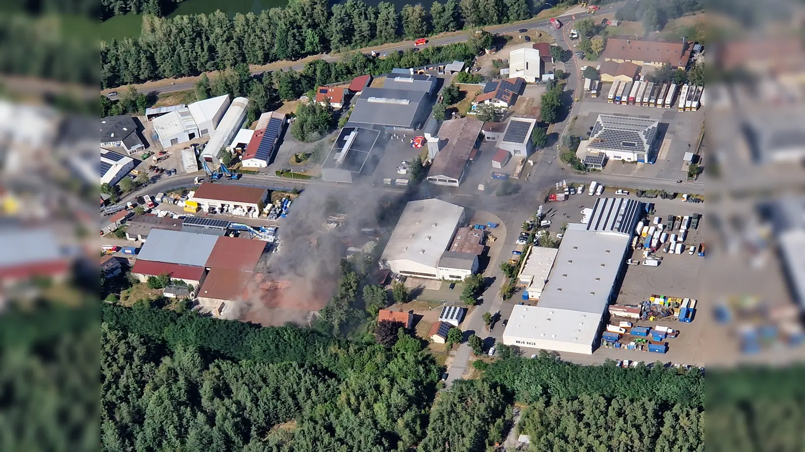 In einem Recycling-Unternehmen im Gewerbegebiet in Weiherhammer brennt es am Freitagabend.  (Bild: mür)