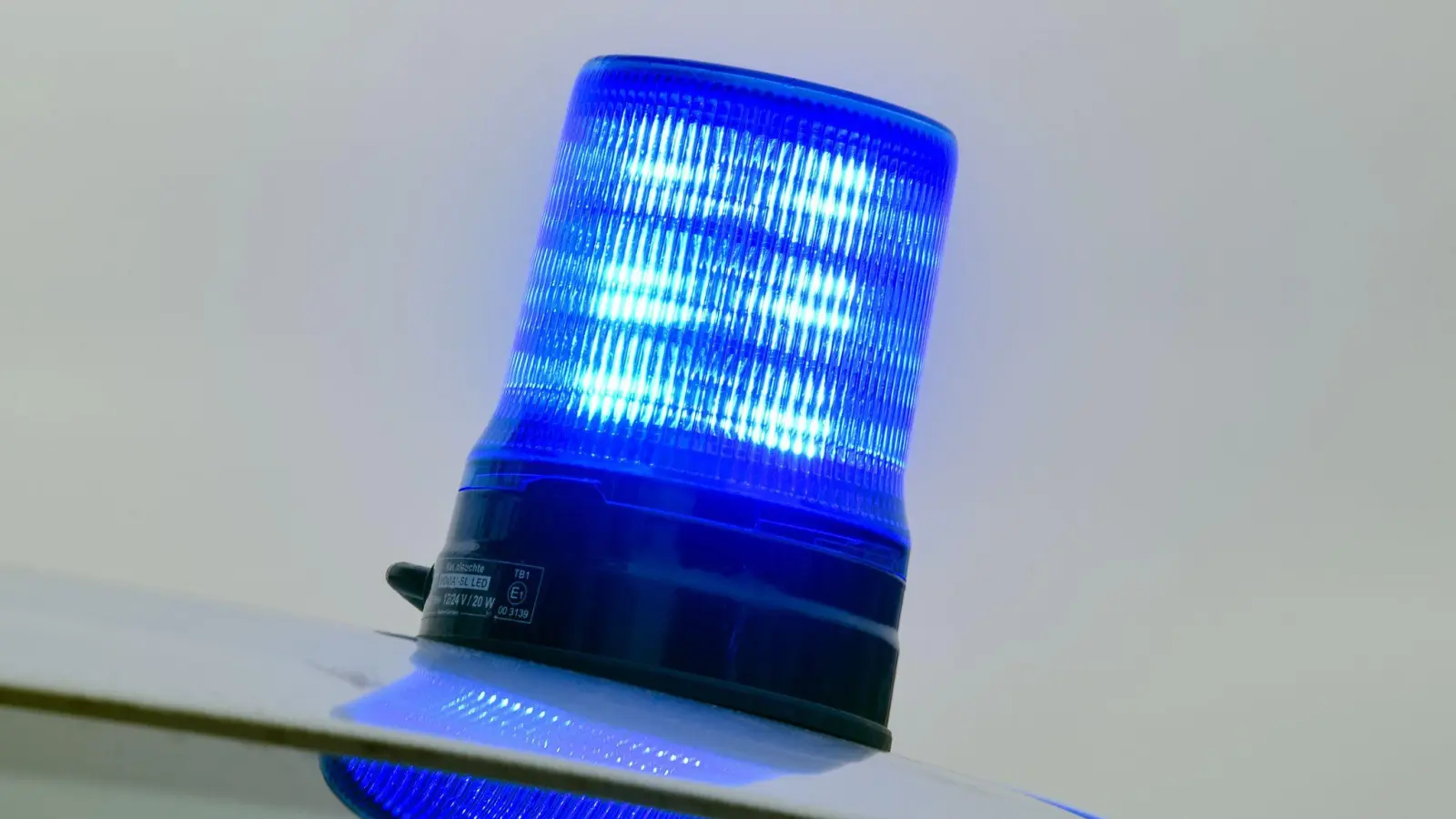 Die Beamten überwältigten den Jugendlichen in der Wohnung. (Symbolbild: Patrick Pleul/dpa-Zentralbild/dpa)