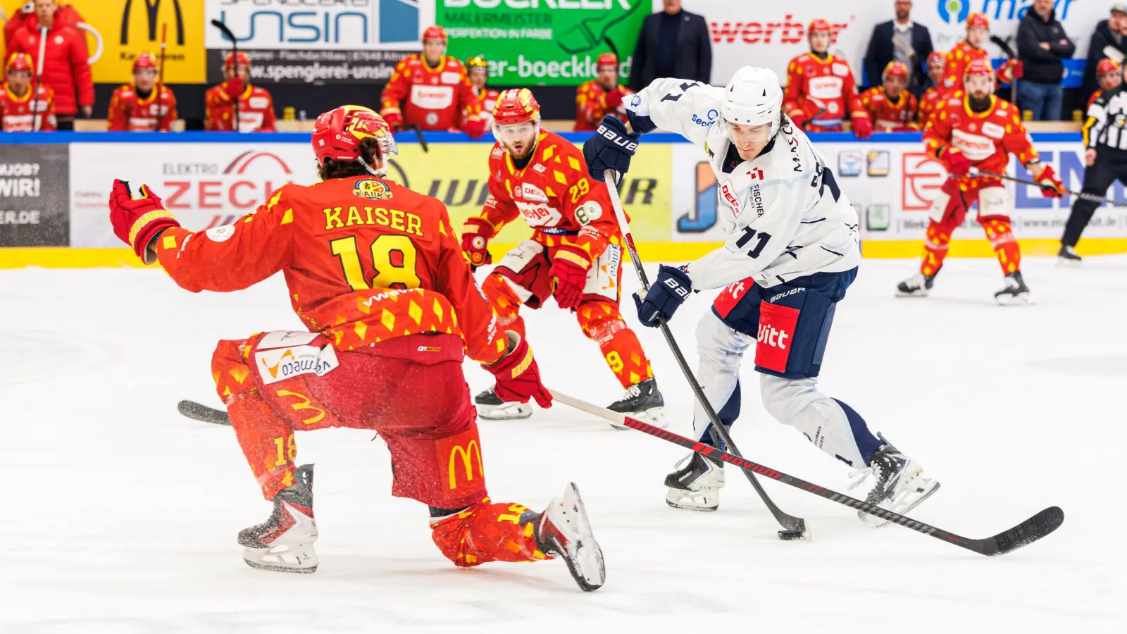 Cedric Schiemenz (weißes Trikot) beim Abschluss, doch dieser Versuch verfehlte das Tor des ESV Kaufbeuren.  (Bild: Werner Moller)
