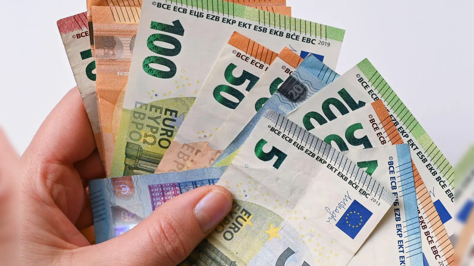 Finanzielle Unabhängigkeit steht bei vielen jungen Menschen ganz oben auf der Wunschliste. (Symbolbild: Patrick Pleul/dpa)