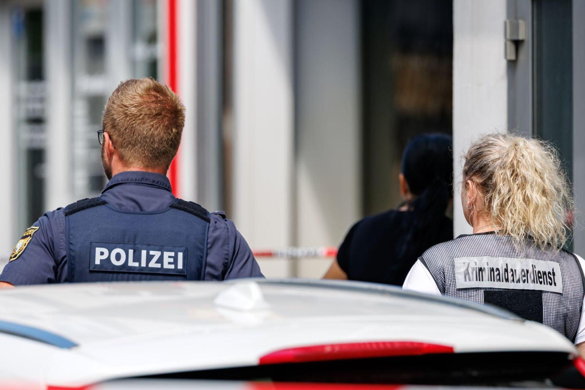 Wie kam es zu dem Streit? Wieso war der Mann mit einem Messer bewaffnet? Noch sind viele Fragen offen.  (Bild: -/dpa)