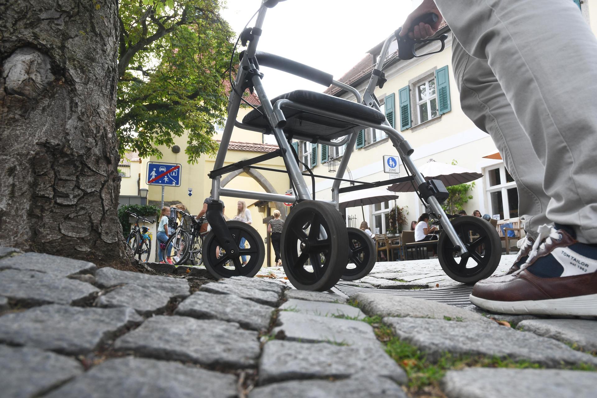 Ein 90-jähriger Mann, der mit seinem Rollator unterwegs war, wurde in Weiden von einem rückwärtsfahrenden Lastwagen angefahren. Die Polizei sucht Zeugen. (Symbolbild: Gabi Schönberger)