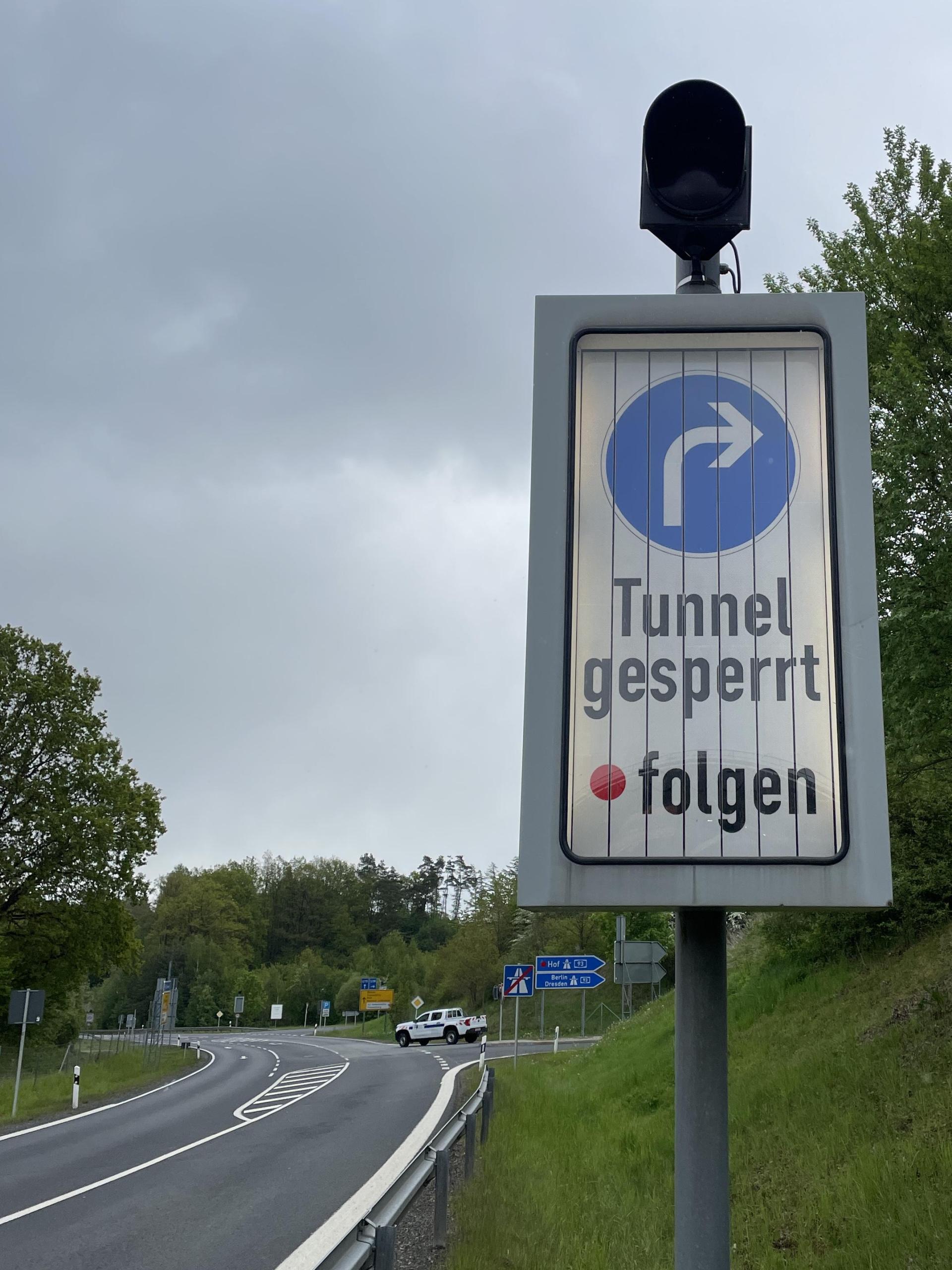 Mit einem roten Punkt hat das Staatliche Bauamt Amberg-Sulzbach die Umleitungsstrecke während der rund sechswöchigen Bauarbeiten im Mühlbergtunnel bei Neustadt/WN markiert. (Bild: Staatliches Bauamt Amberg-Sulzbach)