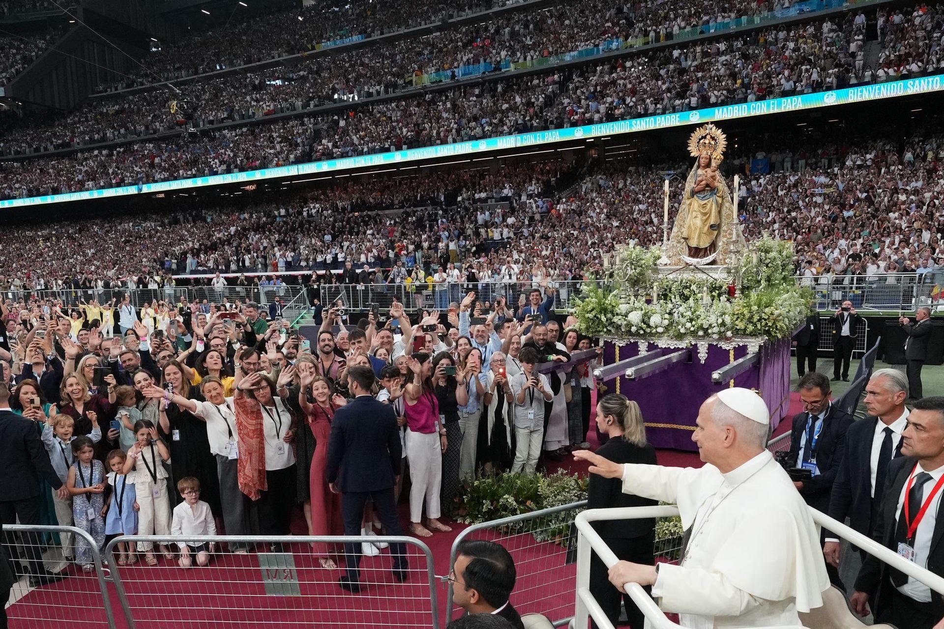 Der Papst hat im Bernabéu auch andere Prominente privat getroffen. (Bild: Andrea Comas/AP/dpa)
