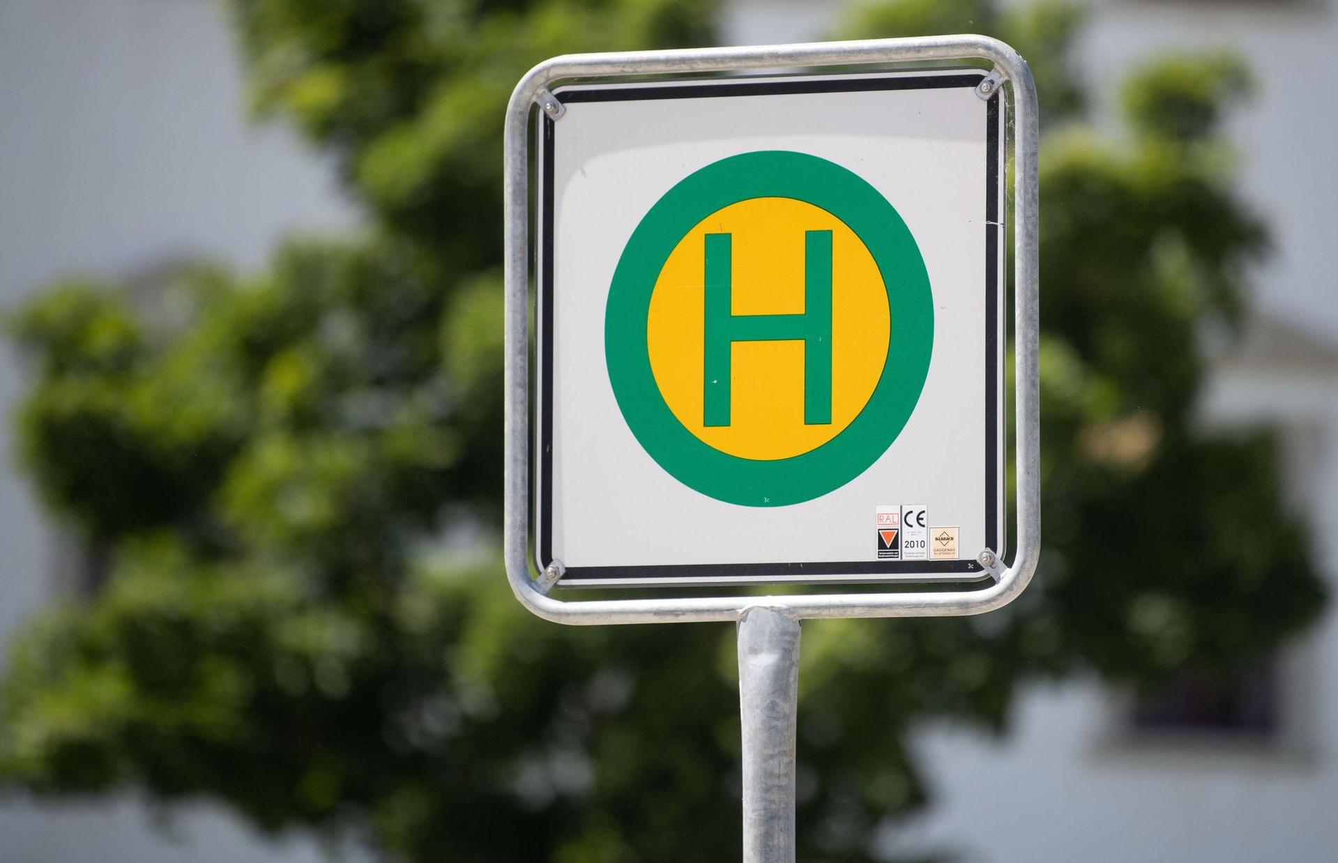 Auf der Bus-Linie 457 im Landkreis Amberg-Sulzbach werden bis 8. September einige Haltestellen nicht bedient.  (Symbolbild: Marijan Murat/dpa)