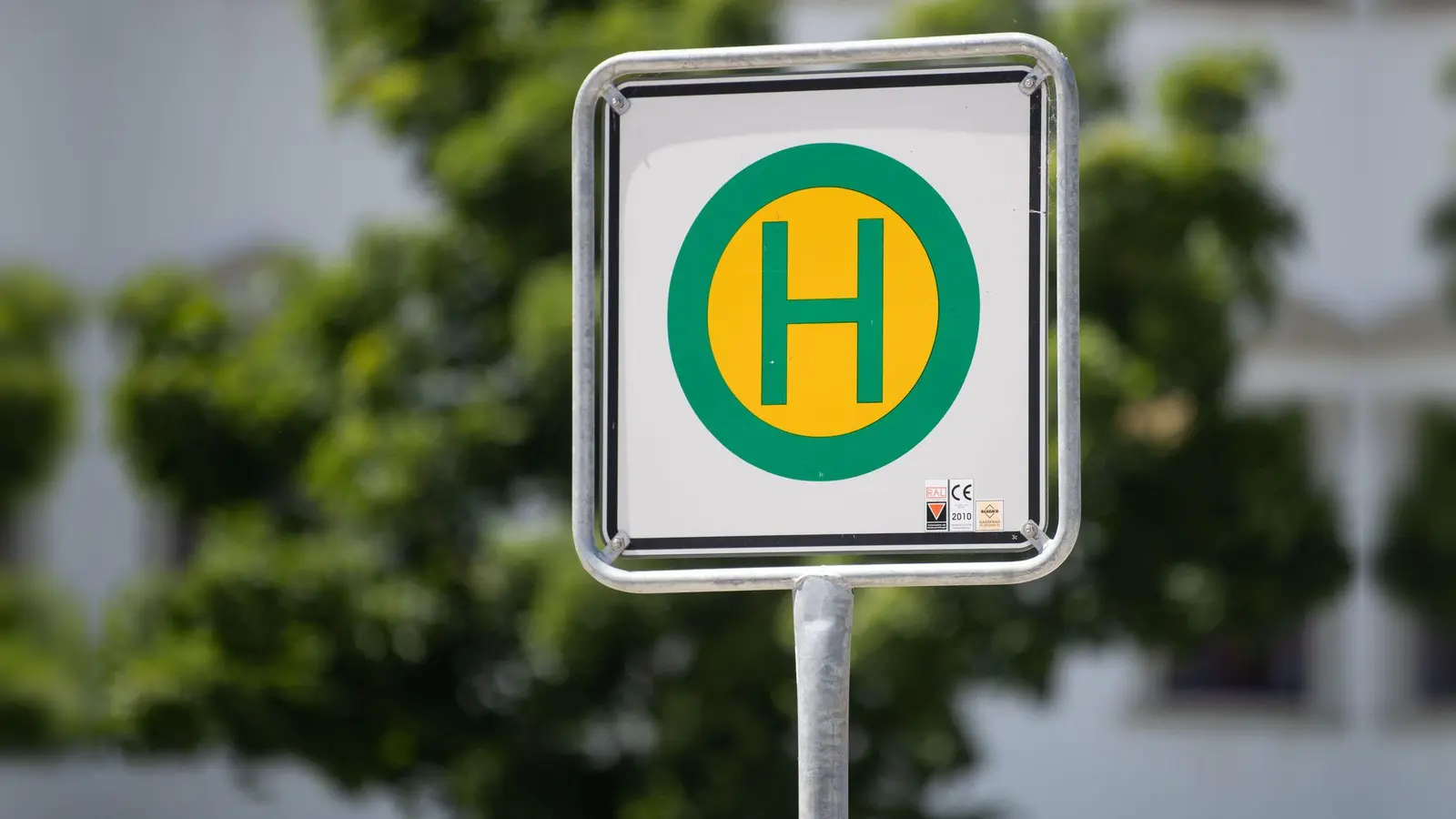 Busfahrer müssen sich wegen des Marktfestes in Hahnbach auf Änderungen im Fahrplan einstellen.  (Symbolbild: Marijan Murat/dpa)