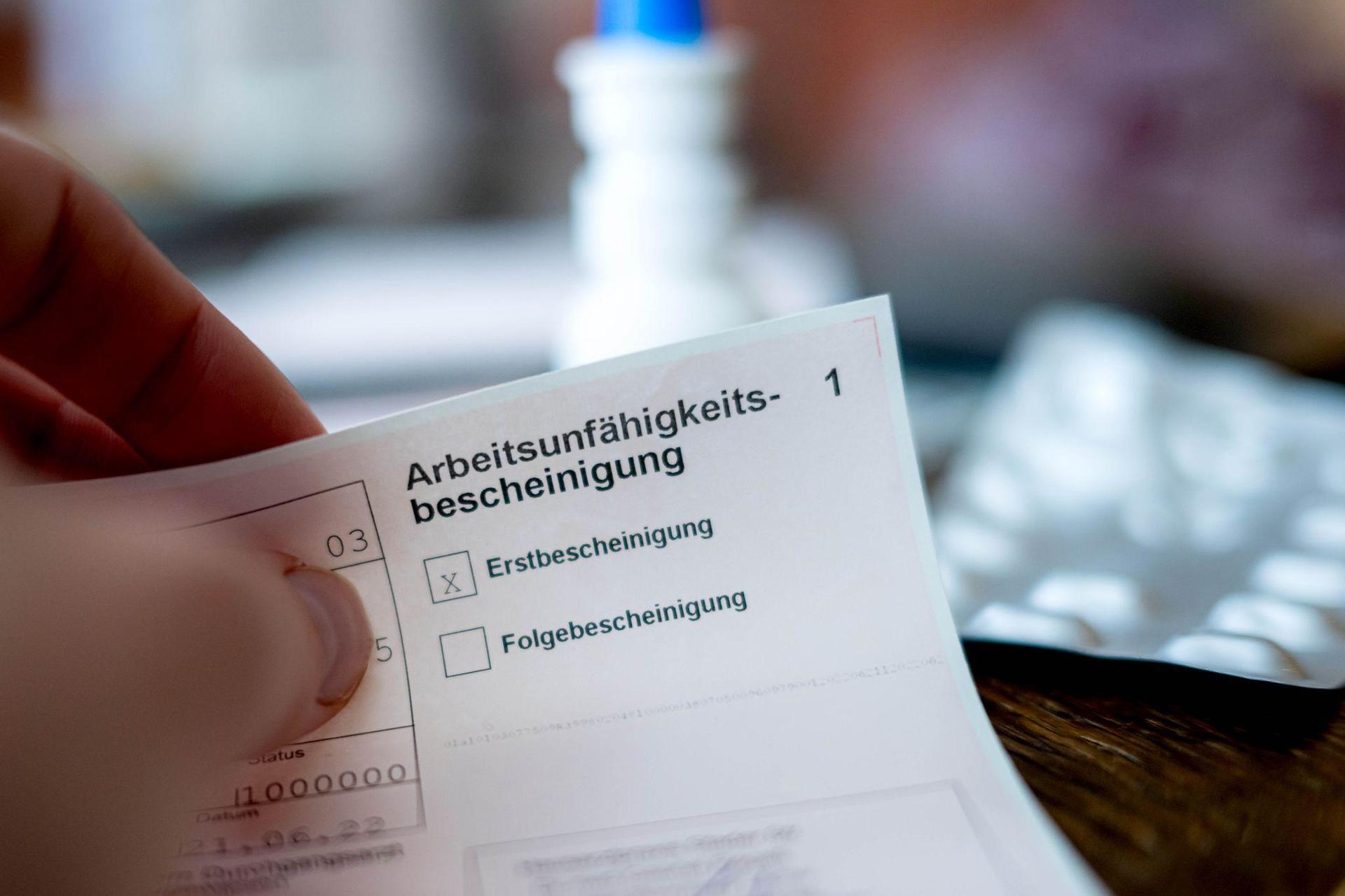 Regeln für Arbeitsunfähigkeitsbescheinigungen sollen verschärft werden. (Symbolbild: Sina Schuldt/dpa)