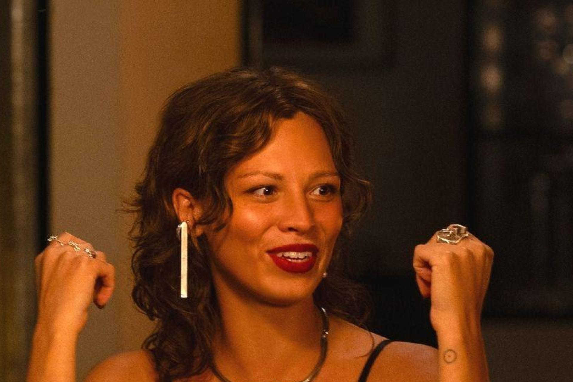 Siena, gespielt von Lilja van der Zwaag, hier in einer Dinner-Szene zu sehen, ist die Initiatorin des sexy „Schlüsselspiels“ in der Prime-Video-Serie „Friends Sex and Games“, deren Arbeitstitel einst „Game of Keys“ lautete. (Bild: Sofia Cecilia Velasquez Cruz/Amazon MGM Studios/dpa)
