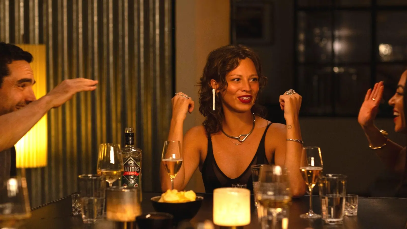 Siena, gespielt von Lilja van der Zwaag, hier in einer Dinner-Szene zu sehen, ist die Initiatorin des sexy „Schlüsselspiels“ in der Prime-Video-Serie „Friends Sex and Games“, deren Arbeitstitel einst „Game of Keys“ lautete. (Bild: Sofia Cecilia Velasquez Cruz/Amazon MGM Studios/dpa)