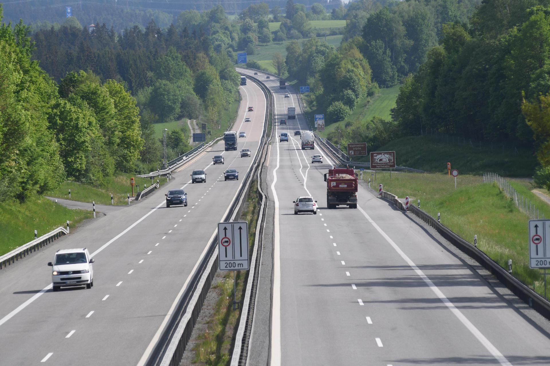 Die A 93 wird auf Höhe der Waldnaabtalbrücke in Fahrtrichtung Regensburg für nächtliche Bauarbeiten gesperrt. (Bild: Gabi Schönberger)