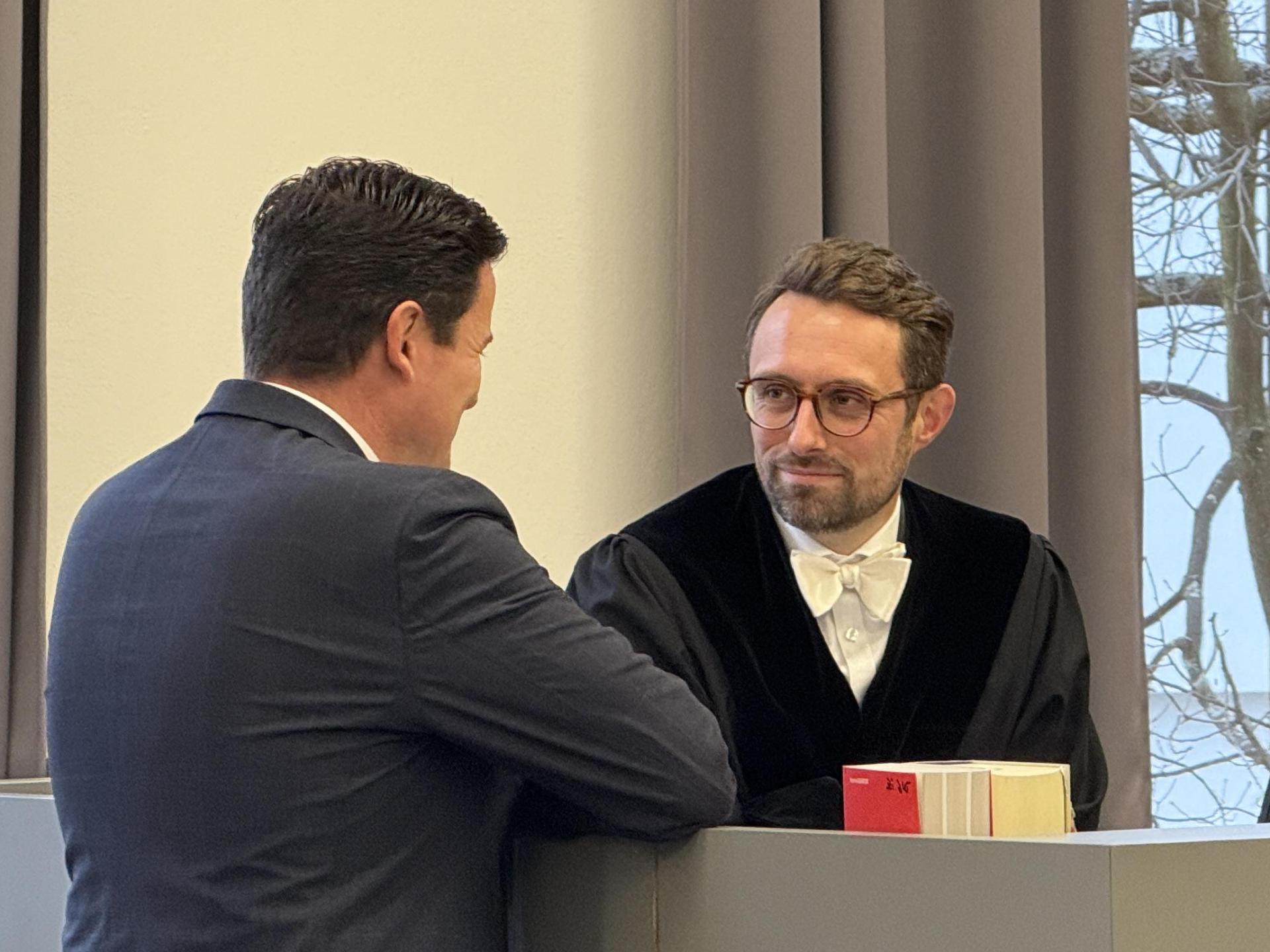 Staatsanwalt Christoph-Alexander May (rechts) zum Prozessbeginn im Dezember im Gespräch mit Staatsanwalt Matthias Bauer (links) im Landgericht Weiden. Nach dem Freispruch für den Angeklagten legen sowohl die Staatsanwaltschaft als auch ein Nebenklagevertreter Revision ein. (Archivbild: Hohlheimer)