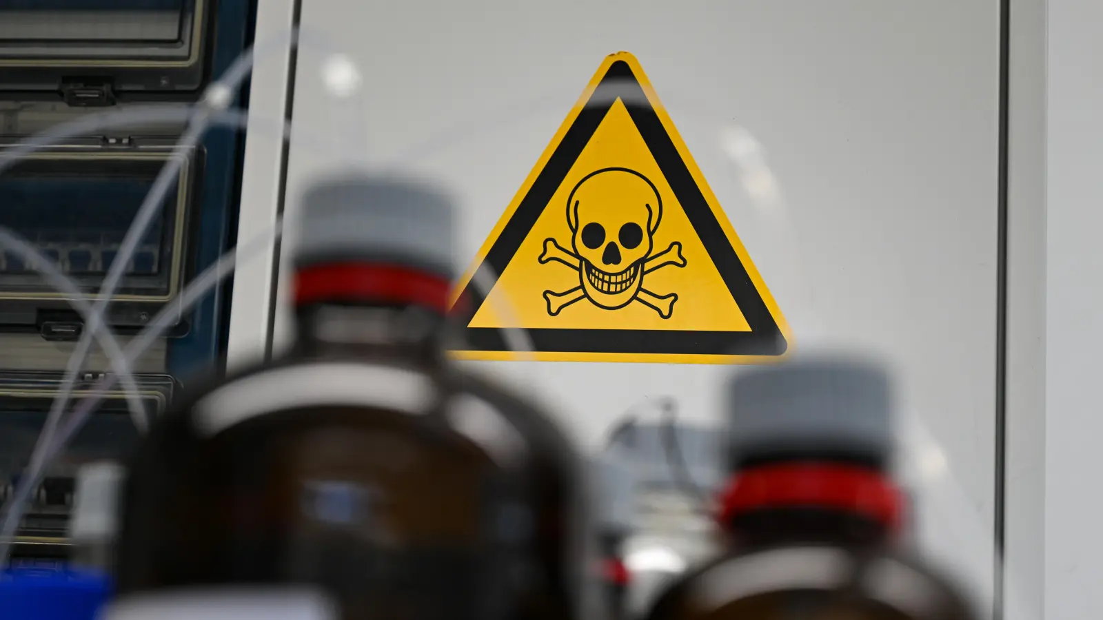 Im Markgräfin-Wilhelmine-Gymnasium in Bayreuth wurden instabile Chemikalien entdeckt. (Symbolbild: Arne Dedert)