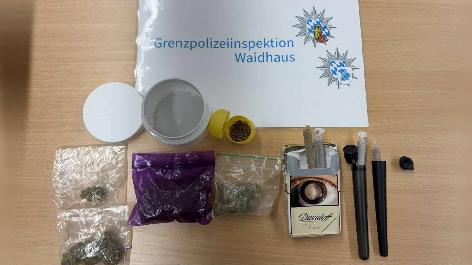Die Grenzpolizei Waidhaus fand bei Kontrollen auf der A6 Marihuana und Cannabis-Gummibärchen. (Bild: GPI Waidhaus)