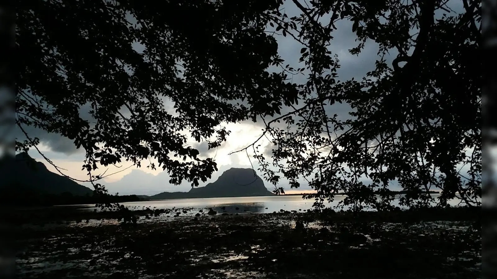 Der Berggipfel Le Morne Brabant auf der Insel Mauritius (Archivbild) (Bild: Vel Moonien/dpa)