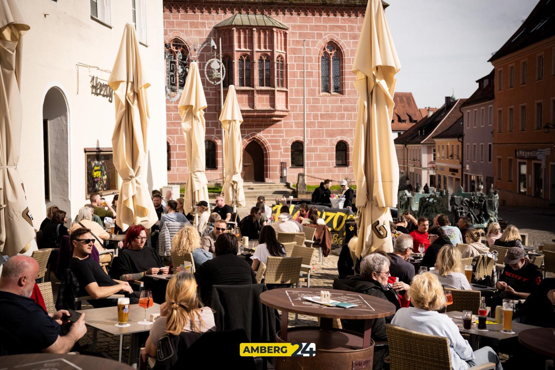 Daydrinking am Ostersonntag im Herzog. (Bild: Julia Bär)