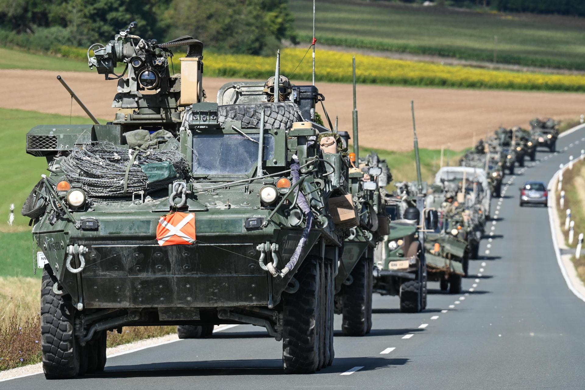 Ein Militärkonvoi ist auf einer öffentlichen Straße unterwegs. Die US-Army wird zwischen 23. April und 2. Mai im Rahmen der Übung Combined Resolve wieder mit ihren Fahrzeugen auf den Straßen rund um die Truppenübungsplätze Grafenwöhr und Hohenfels unterwegs sein.  (Bild: Markus Rauchenberger)