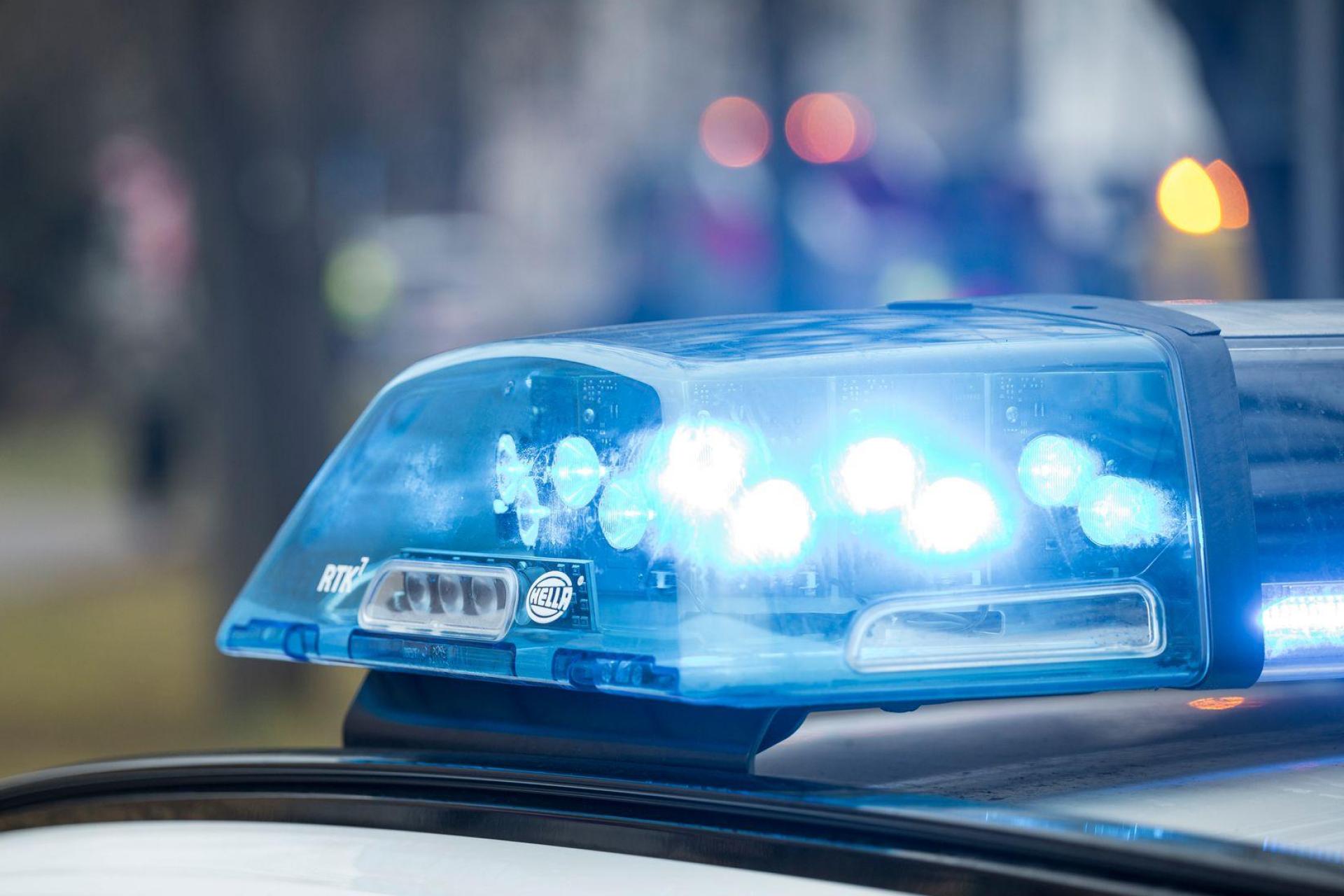 Ein 20-jähriger Fahrer verliert auf einem Parkplatz in Amberg die Kontrolle über sein Auto und prallt gegen einen Zaun. Es entsteht erheblicher Sachschaden. (Symbolbild: Daniel Vogl/dpa)