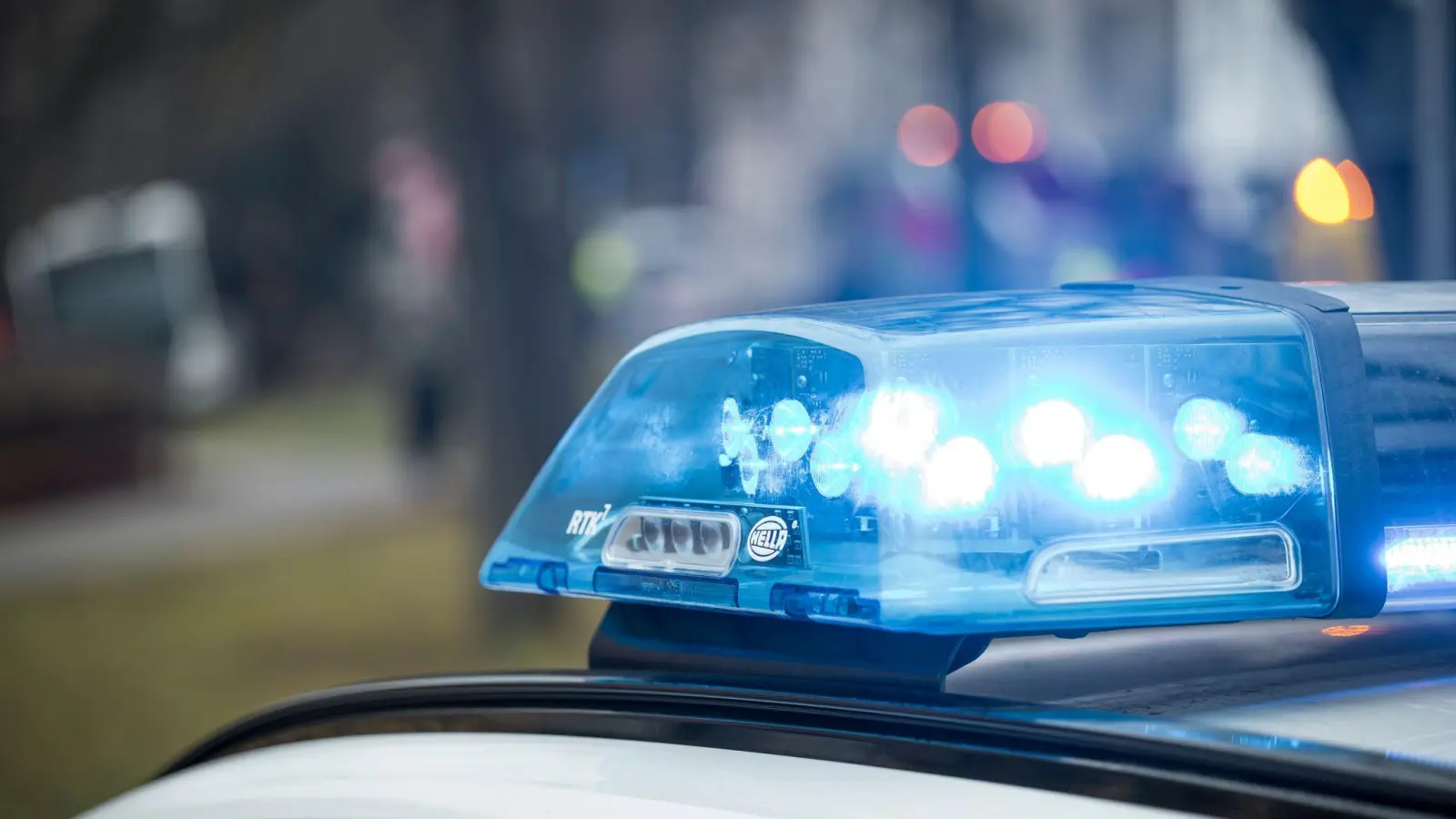 Ein Beziehungsstreit in Altenstadt/WN führte zu mehreren Polizeieinsätzen. Der Vorfall eskalierte, als Bekannte der Frau den Mann angriffen. (Symbolbild: Daniel Vogl/dpa)