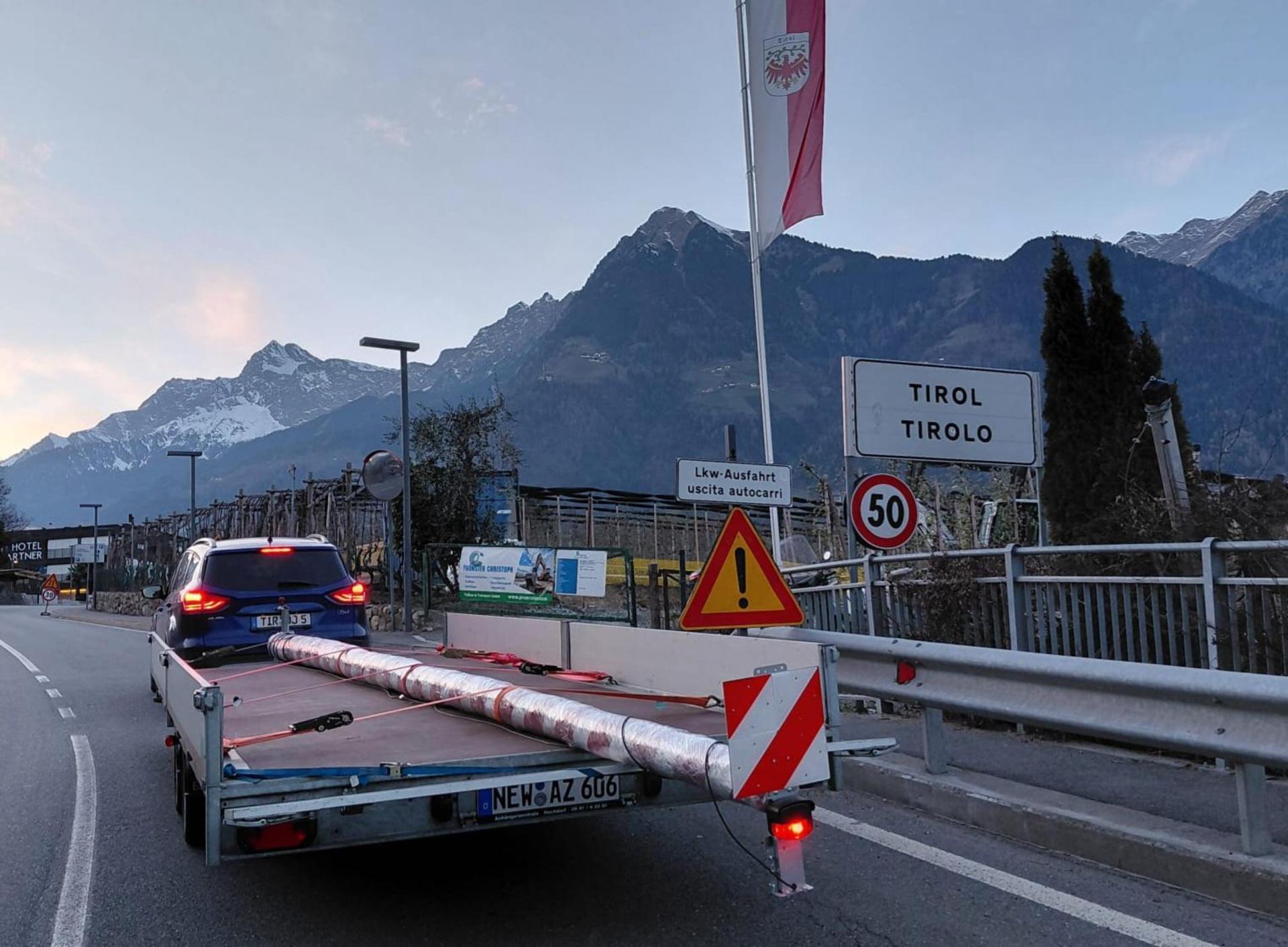 Auf der Brennerautobahn ging es für den ehemaligen Weidener Maibaum Richtung Süden. (Bild: Dötterl)