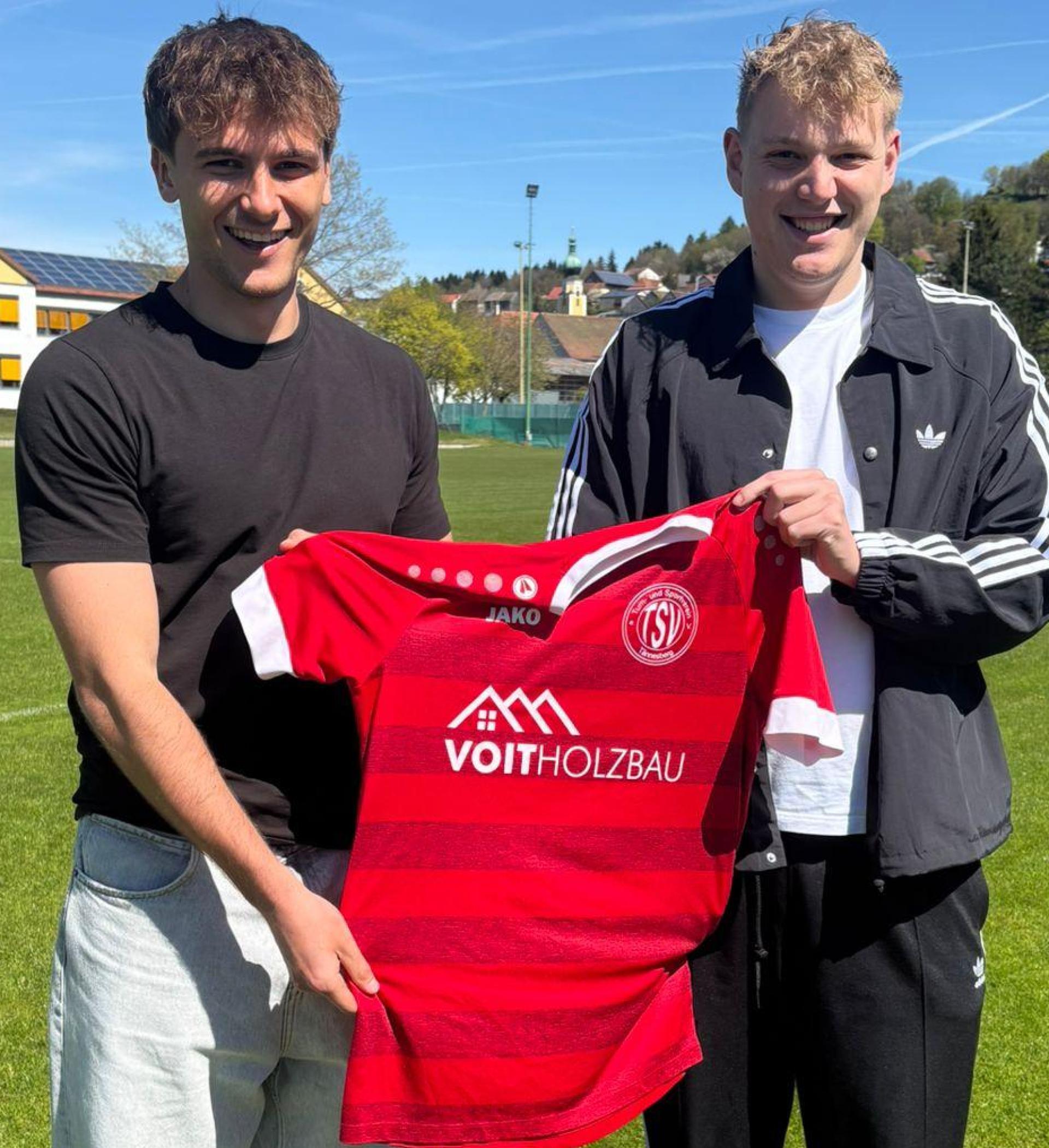 Luis Kneissl (links) verstärkt den TSV Tännesberg. <br> (Bild: TSV Tännesberg)